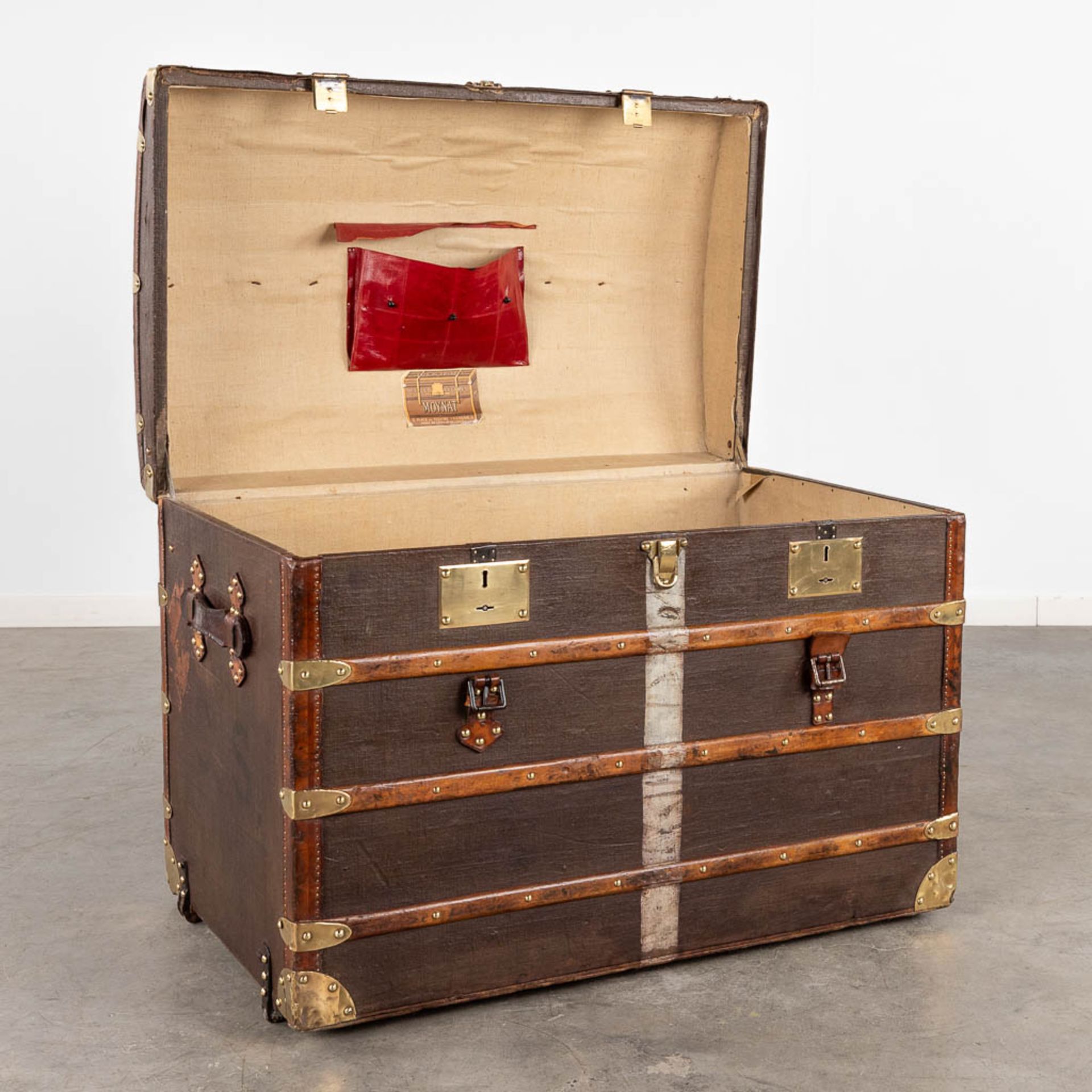 Moynat, an antique travellers trunk or suitcase. (D:58 x W:92 x H:72 cm) - Image 3 of 20