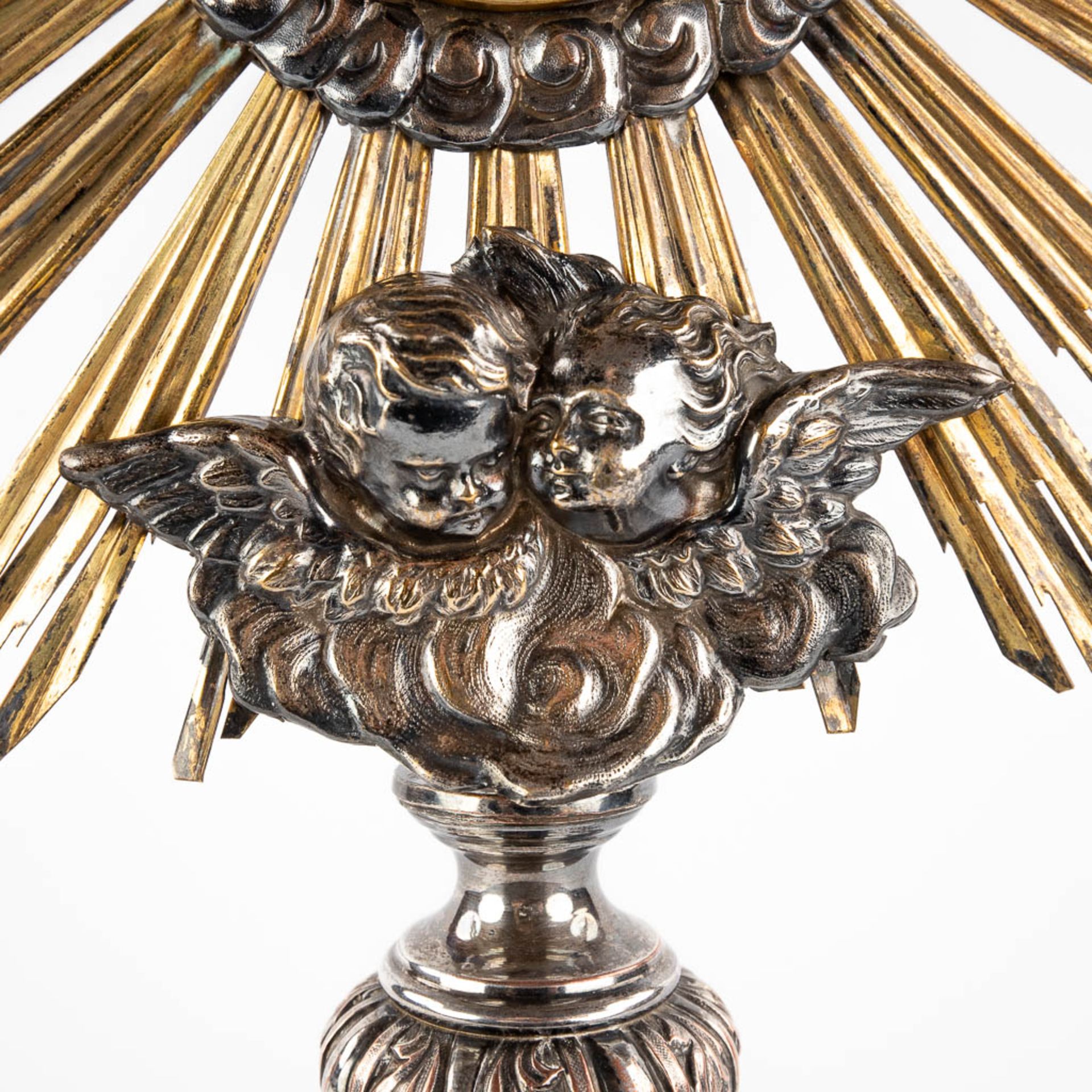 A sunburst monstrance, silver-plated metal and brass. Circa 1900. (D:15 x W:29 x H:57 cm) - Image 12 of 14