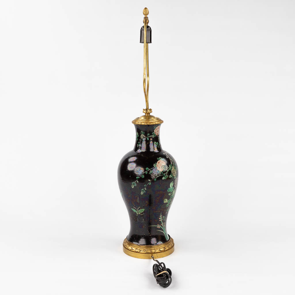 A table lamp with Famille Noir Chinese vase. (H:84 x D:22 cm) - Bild 6 aus 12