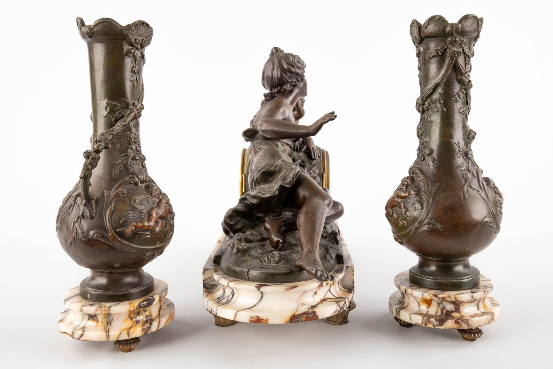 A three-piece garniture clock and side pieces, decorated of a lady with an angel, spelter on marble. - Bild 4 aus 15
