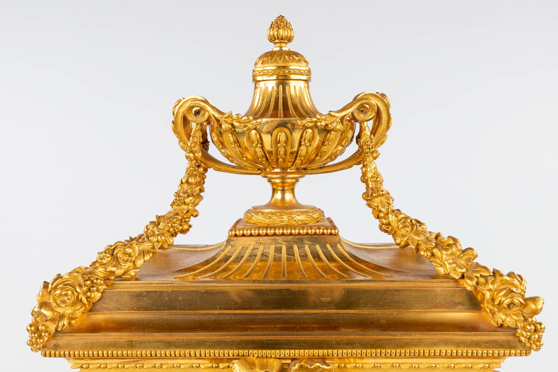 An imposing three-piece mantle garniture clock and candelabra, gilt bronze in Louis XVI style. Maiso - Bild 5 aus 38