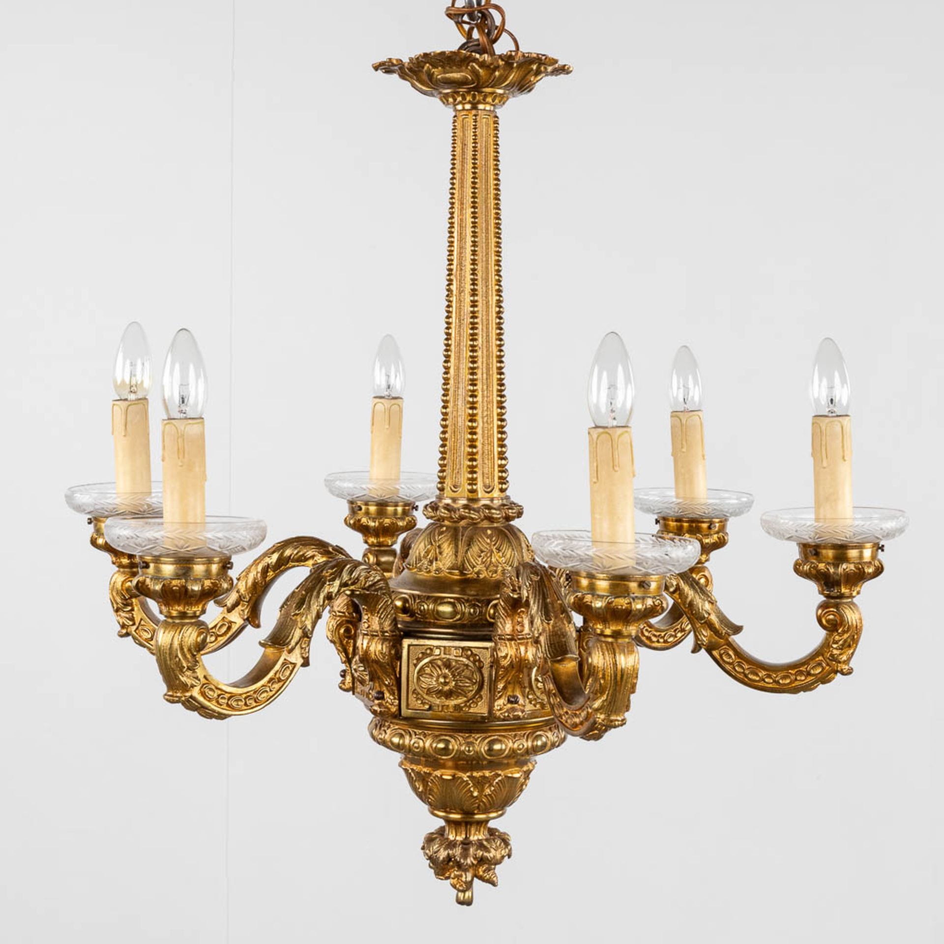A large chandelier made of gilt bronze, 20th C. (H:72 x D:70 cm) - Bild 3 aus 10