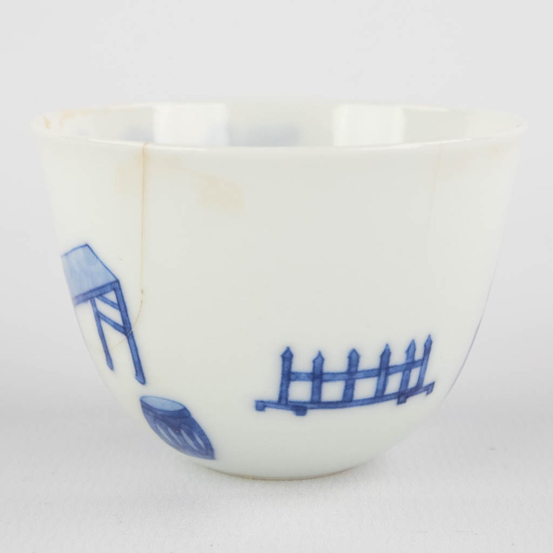 A small Chinese teacup with blue-white erotic scène, Chenghua mark, 19th/20th C. (H:4,5 x D:6,2 cm) - Image 4 of 11