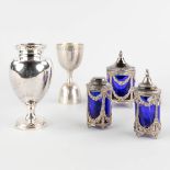 Five pieces of silver table accessories. Silver with blue glass. (H:11,5 x D:6,5 cm)