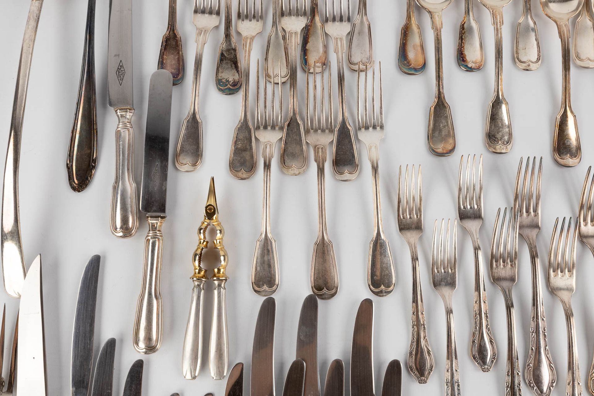 A large collection of serving accessories and cutlery, silver-plated metal. (W:35 cm) - Image 6 of 9