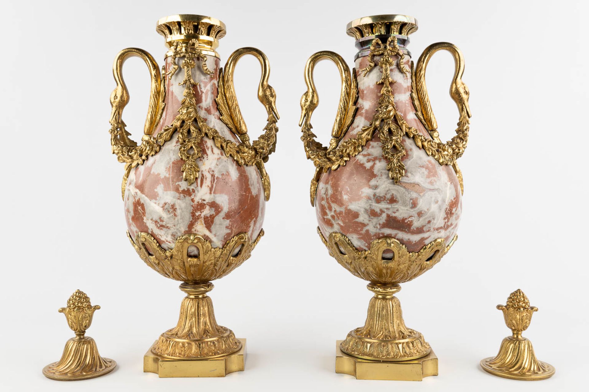 A pair of cassolettes, red and grey marble mounted with bronze in Empire style. (D:18 x W:23 x H:54  - Bild 7 aus 13