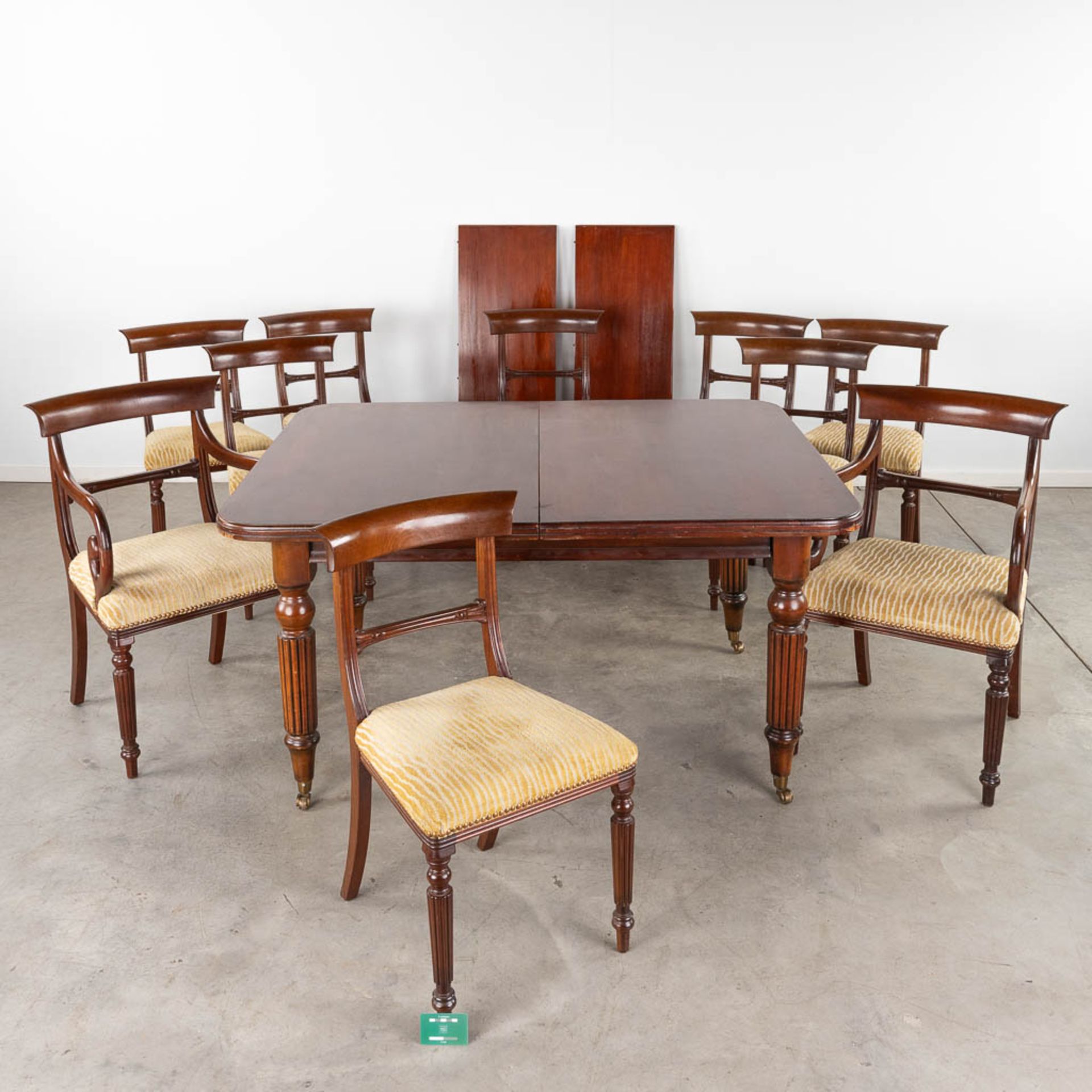 An extendible table, 6 chairs and two armchairs, Mahogany. England. 20th C. (D:144 x W:144 x H:75 cm - Image 2 of 22