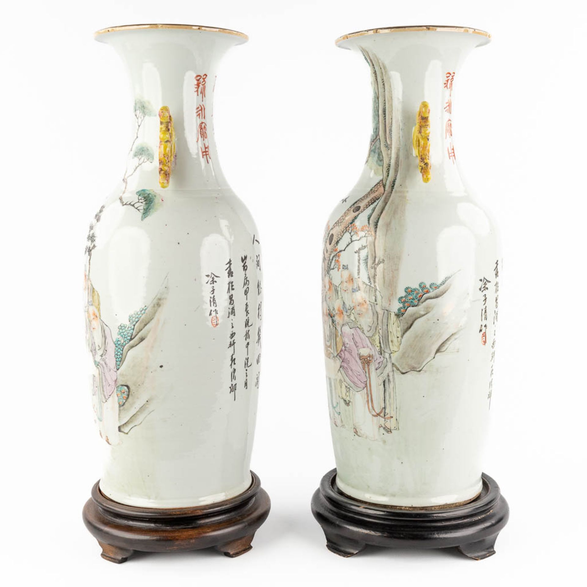 A pair of Chinese vases Qianjian cai, decor of wise men holding a cloth, signed Tu Ziqing. 19th/20th - Image 6 of 19