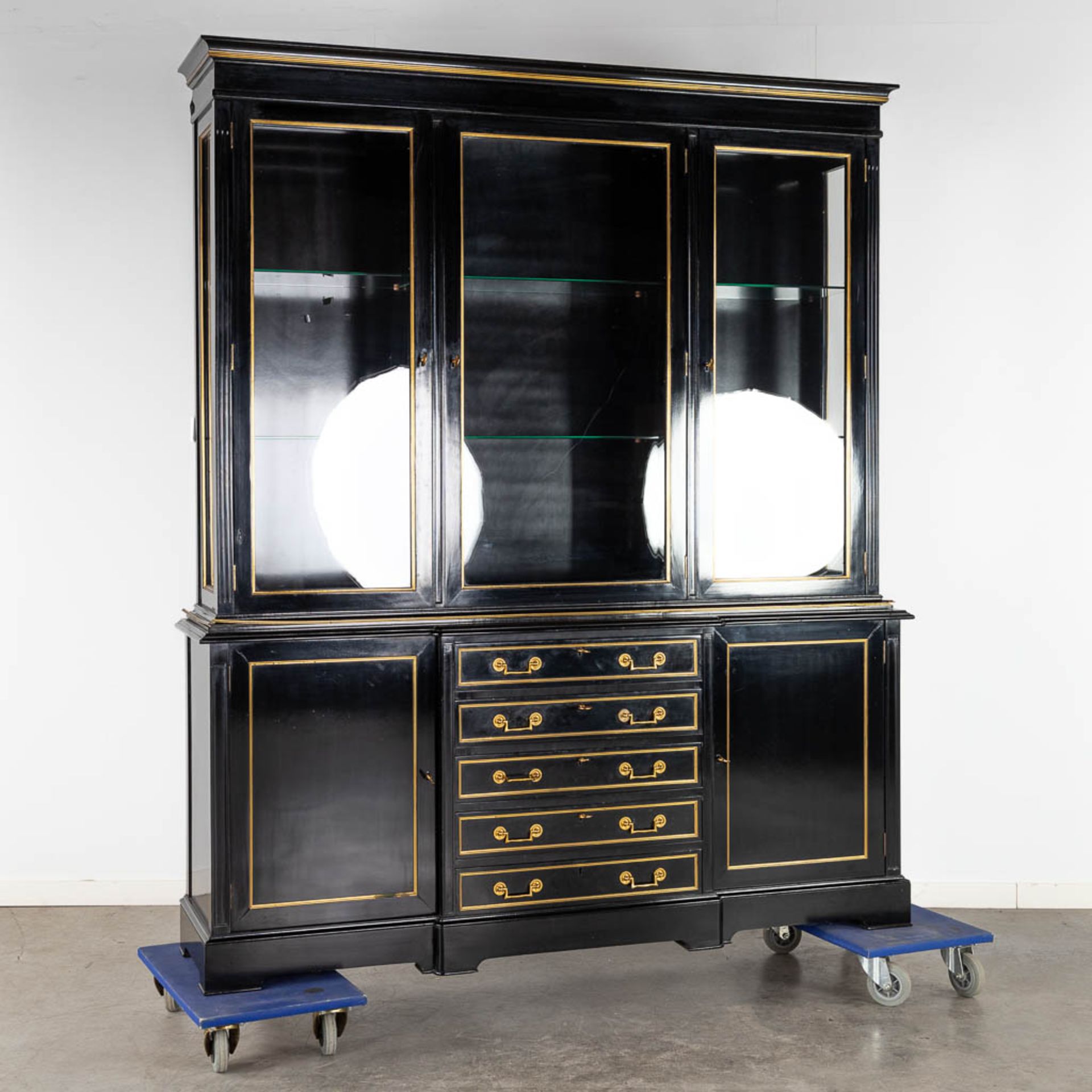 A black lacquered bookcase with gilt hardware. 20th C. (D:42 x W:167 x H:198 cm) - Image 5 of 13