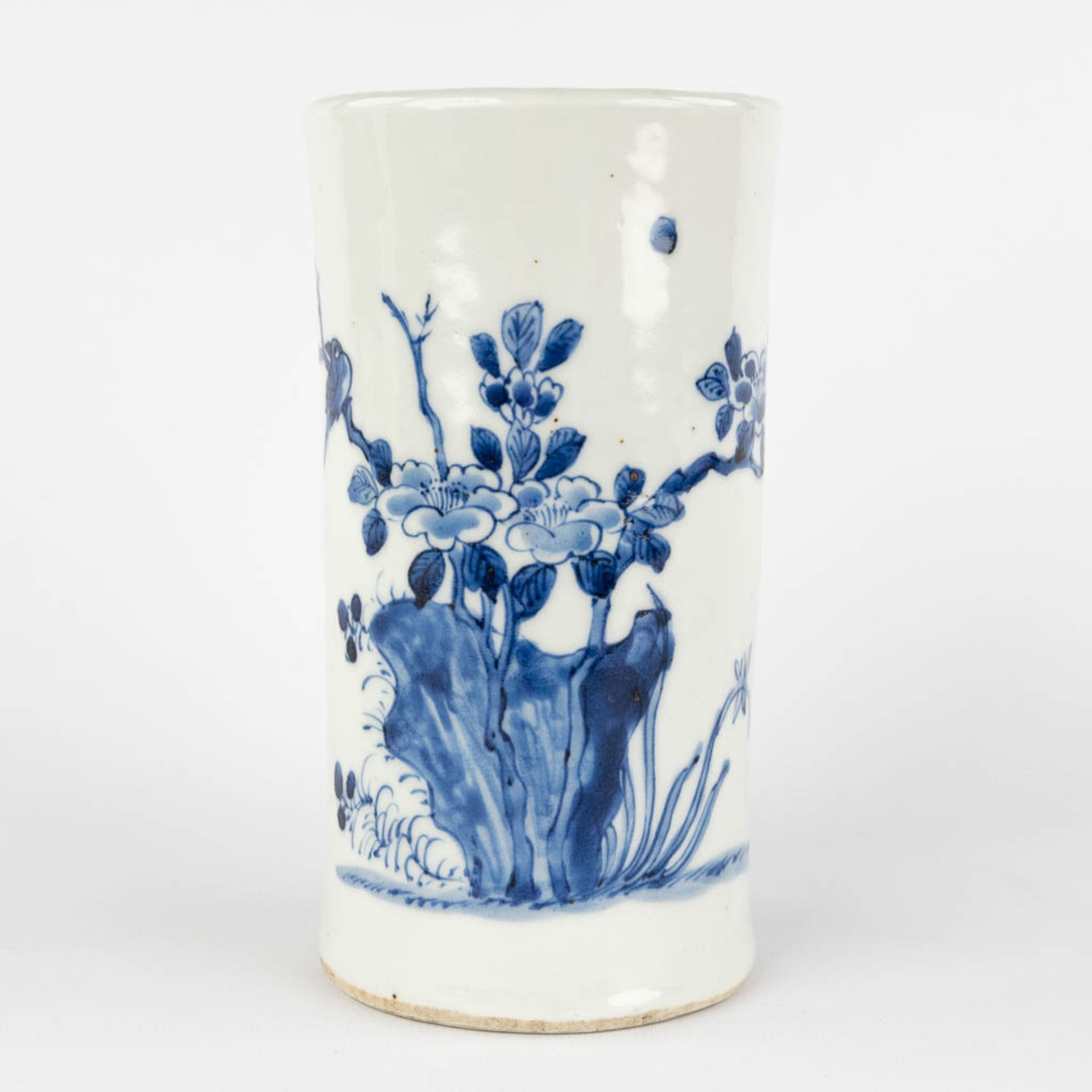 A Chinese long brushpot with blue-white decor of fauna and flora. 19th C. (H:17,5 x D:9,5 cm)