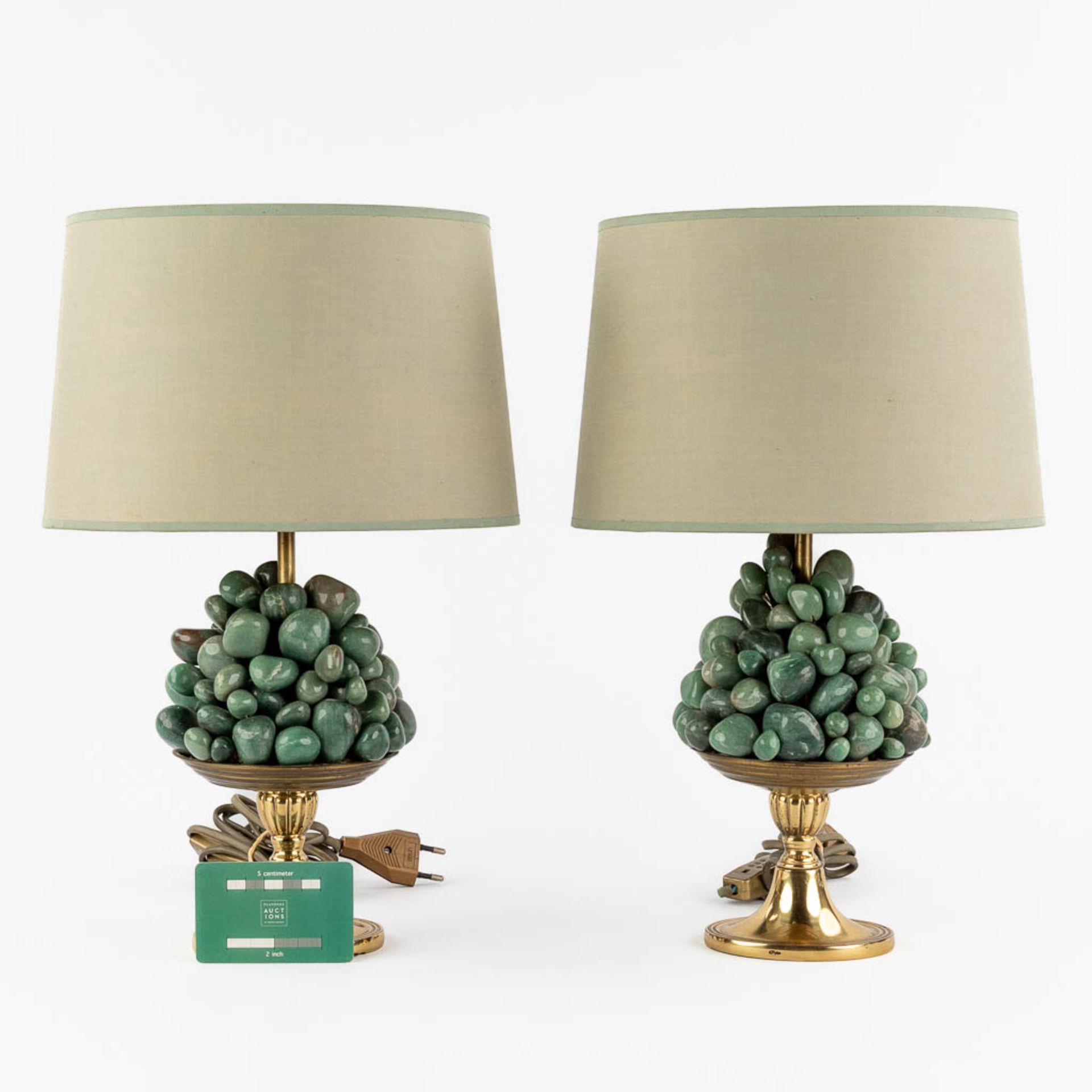 A pair of decorative table lamps, mounted with green stones on brass. 20th C. (H:40 x D:14 cm) - Bild 2 aus 9