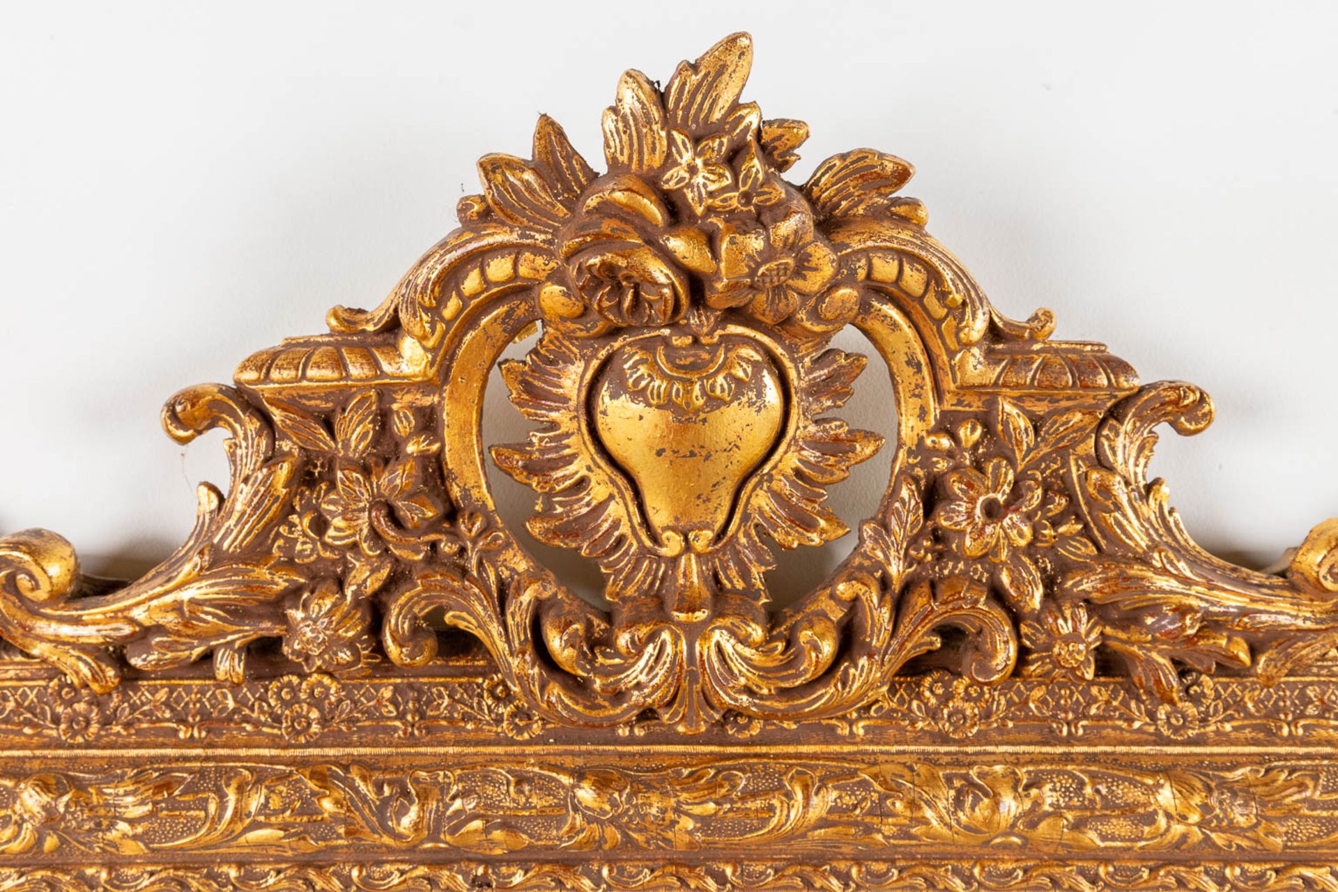 A mirror, sculptured wood and gilt stucco. Circa 1900. (W:135 x H:85 cm) - Image 3 of 8