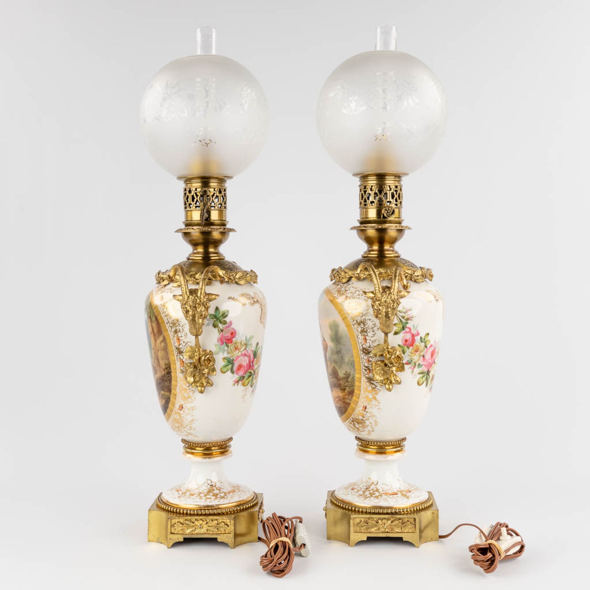 A pair of antique oil lamps reformed into table lamps, hand-painted decor and mounted with bronze. 1 - Bild 6 aus 17