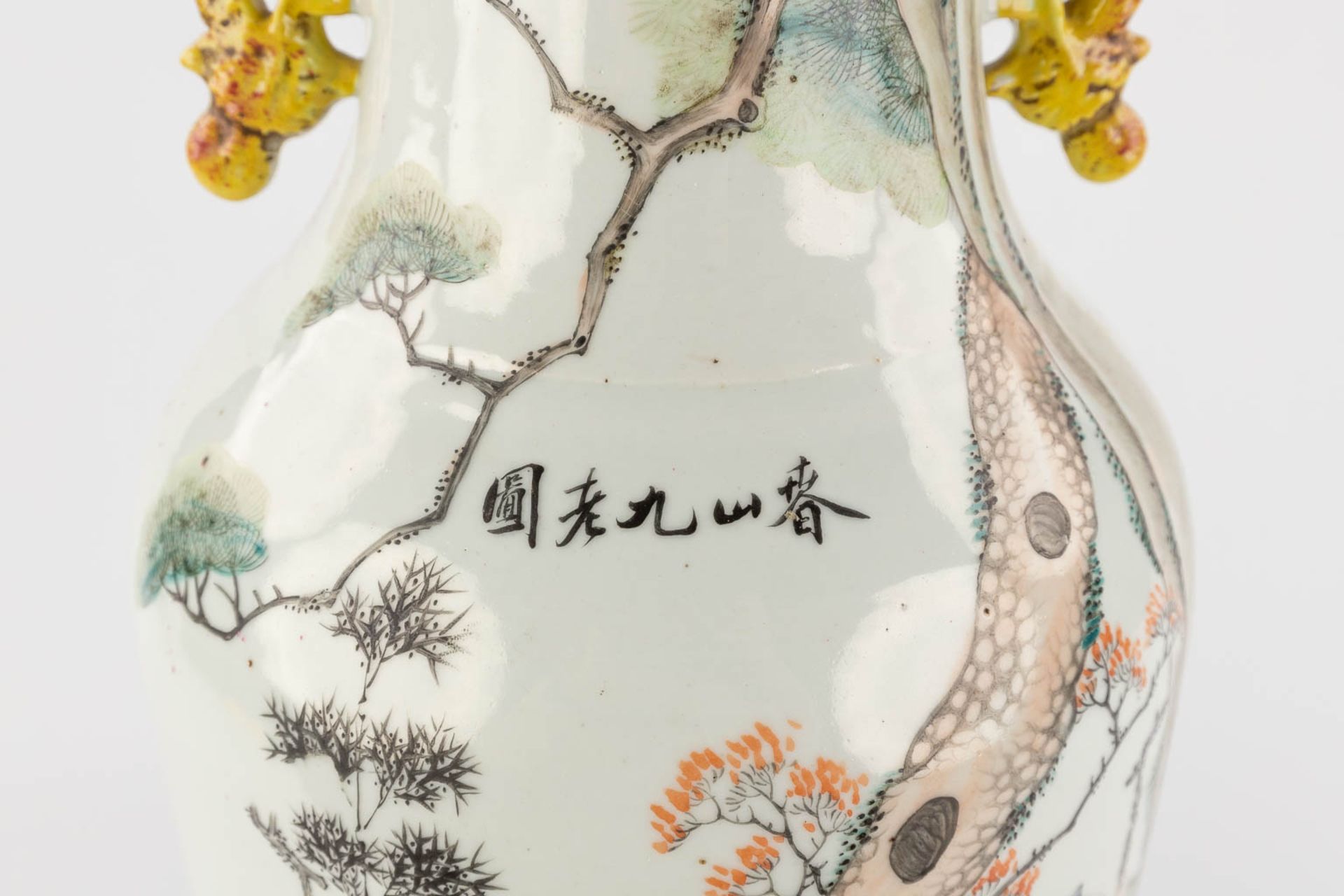 A pair of Chinese vases Qianjian cai, decor of wise men holding a cloth, signed Tu Ziqing. 19th/20th - Image 16 of 19