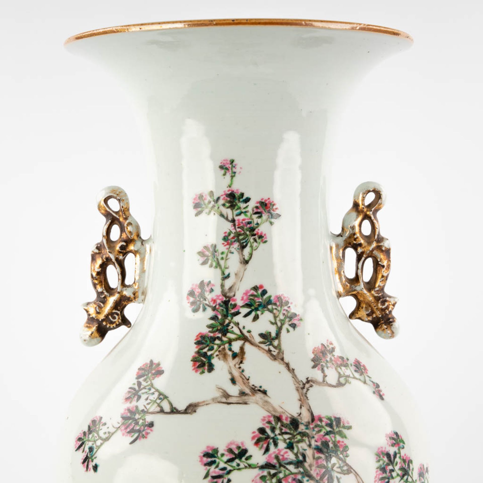 A Chinese vase decorated with ladies and calligraphic texts. 19th/20th C. (H:58 x D:22 cm) - Image 9 of 12