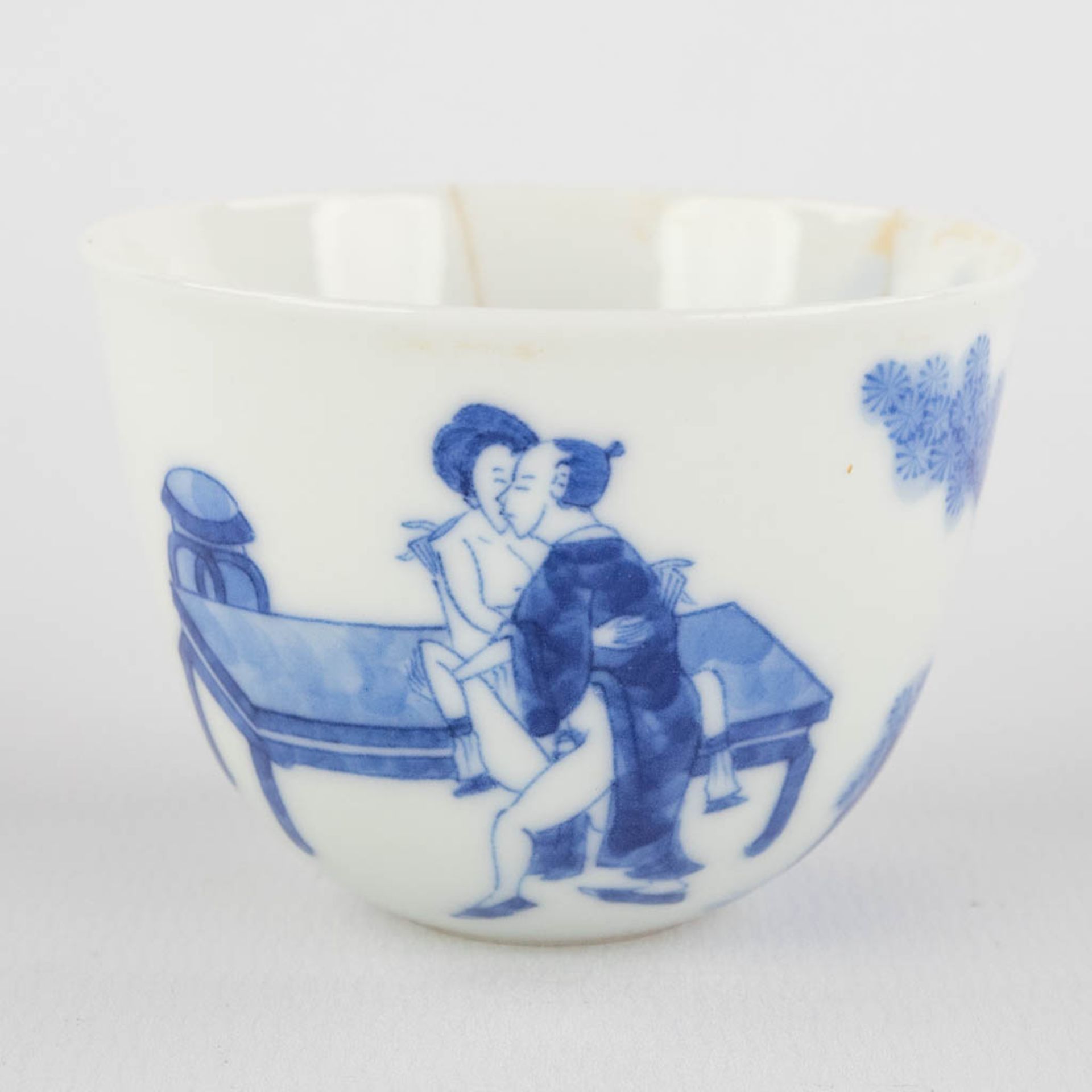 A small Chinese teacup with blue-white erotic scène, Chenghua mark, 19th/20th C. (H:4,5 x D:6,2 cm)