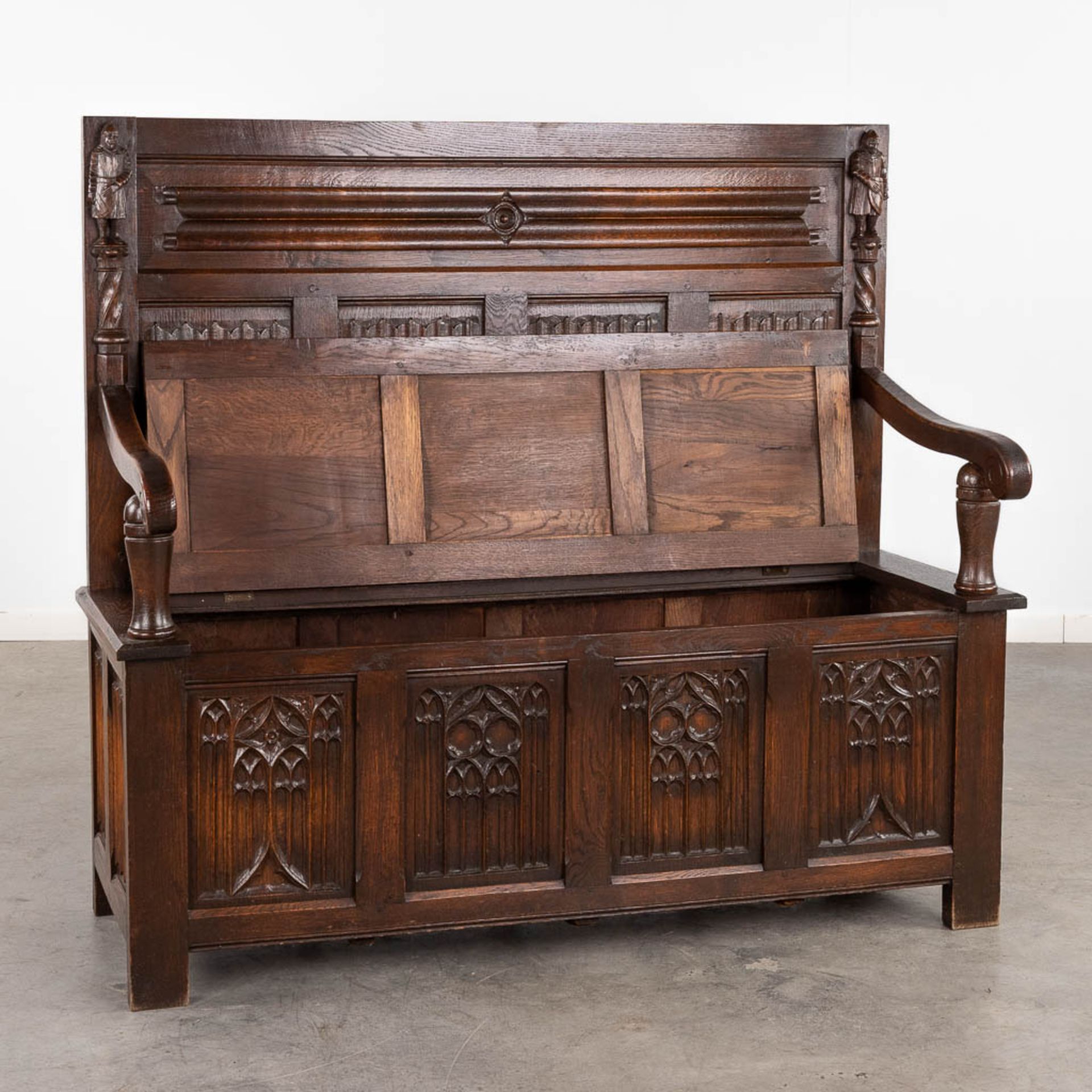 A hallbench with wood sculptures, oak, Gothic Revival. (D:54 x W:132 x H:120 cm) - Image 3 of 15