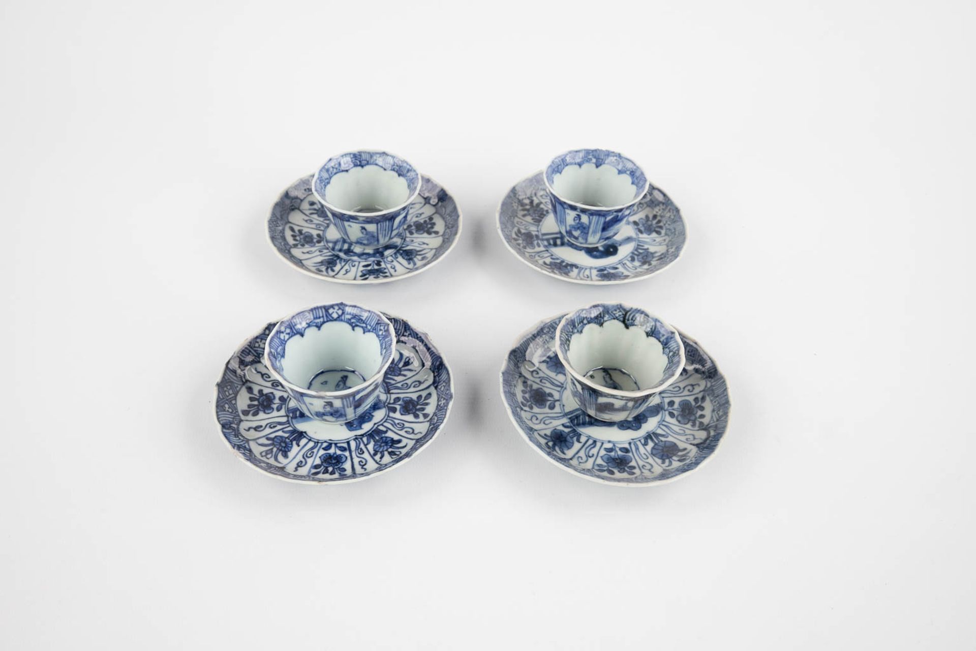 A collection of Chinese and Japanese porcelain, Imari, Blue-white, Famille Rose. 19th/20th C. (D:21 - Image 14 of 19