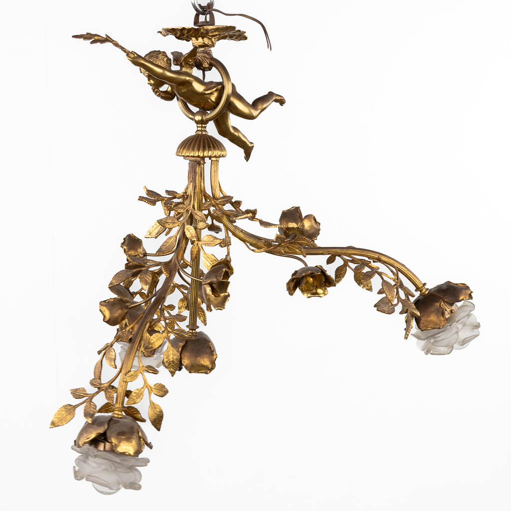 A chandelier with a putto, gilt brass decorated with branches and flowers. 20th C. (H:65 x D:56 cm) - Bild 3 aus 12