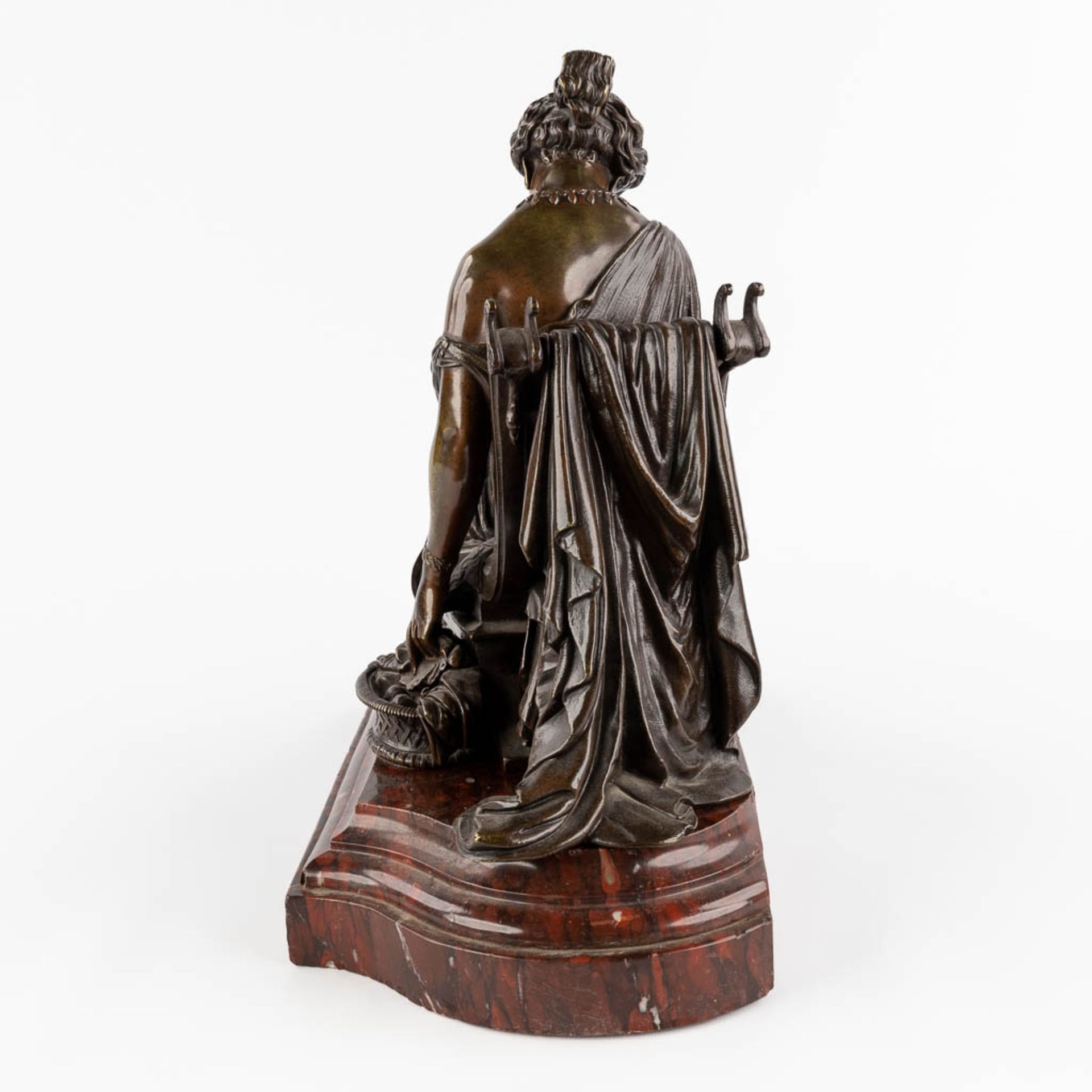 Roman lady holding a dagger, patinated bronze on a red marble base. 19th C. (D:18 x W:43 x H:34 cm) - Bild 6 aus 11