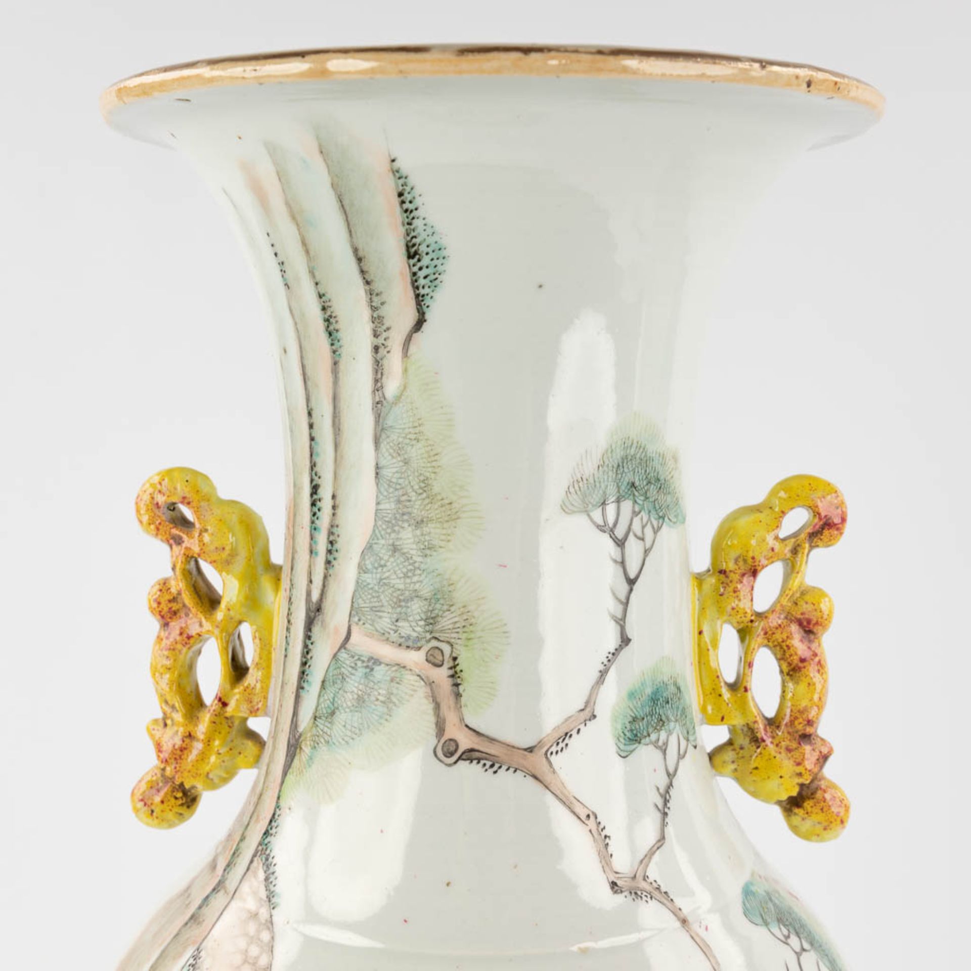 A pair of Chinese vases Qianjian cai, decor of wise men holding a cloth, signed Tu Ziqing. 19th/20th - Image 11 of 19