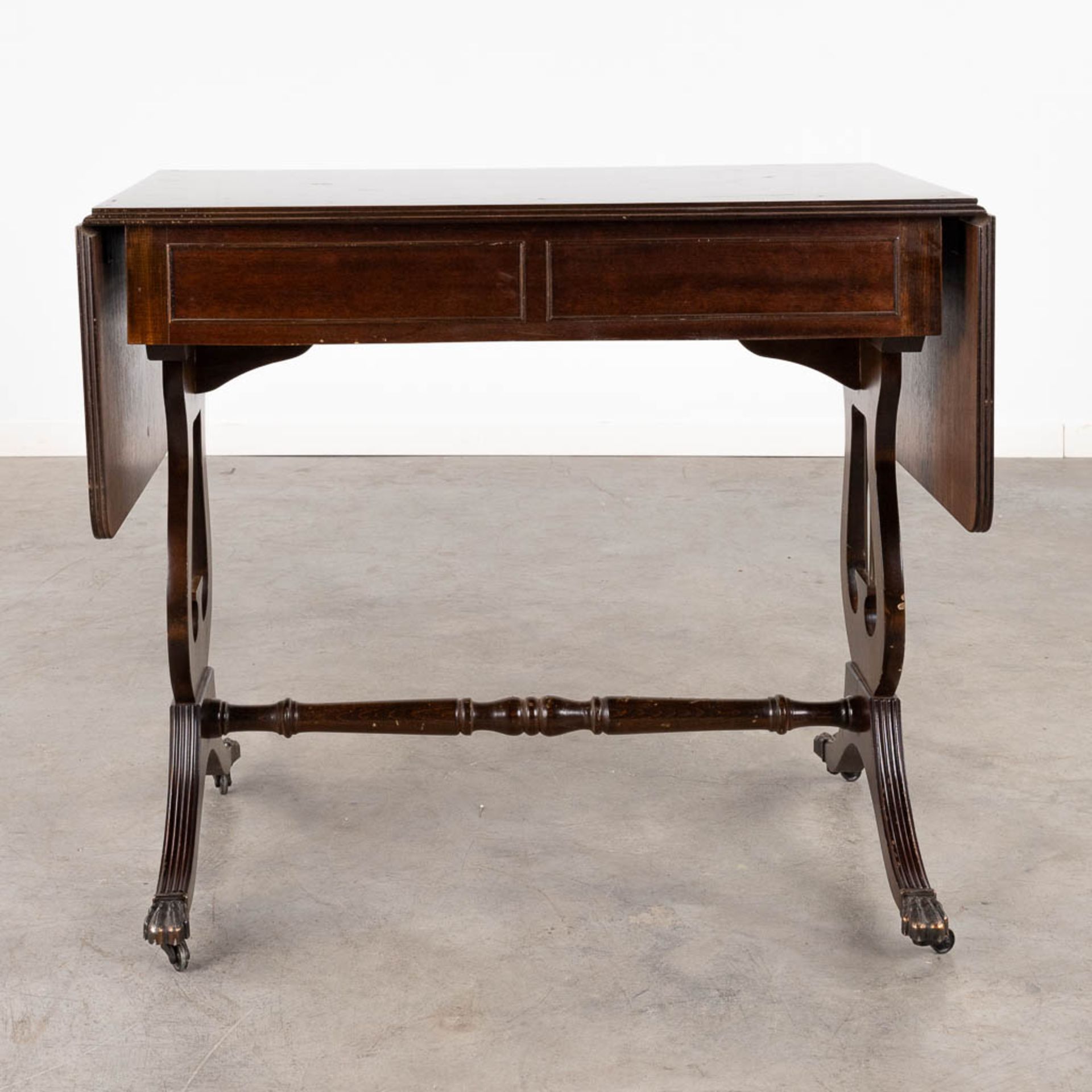 An English drop-leaf desk, decorated with a lire. 20th C. (D:51 x W:150 x H:75 cm) - Image 7 of 15
