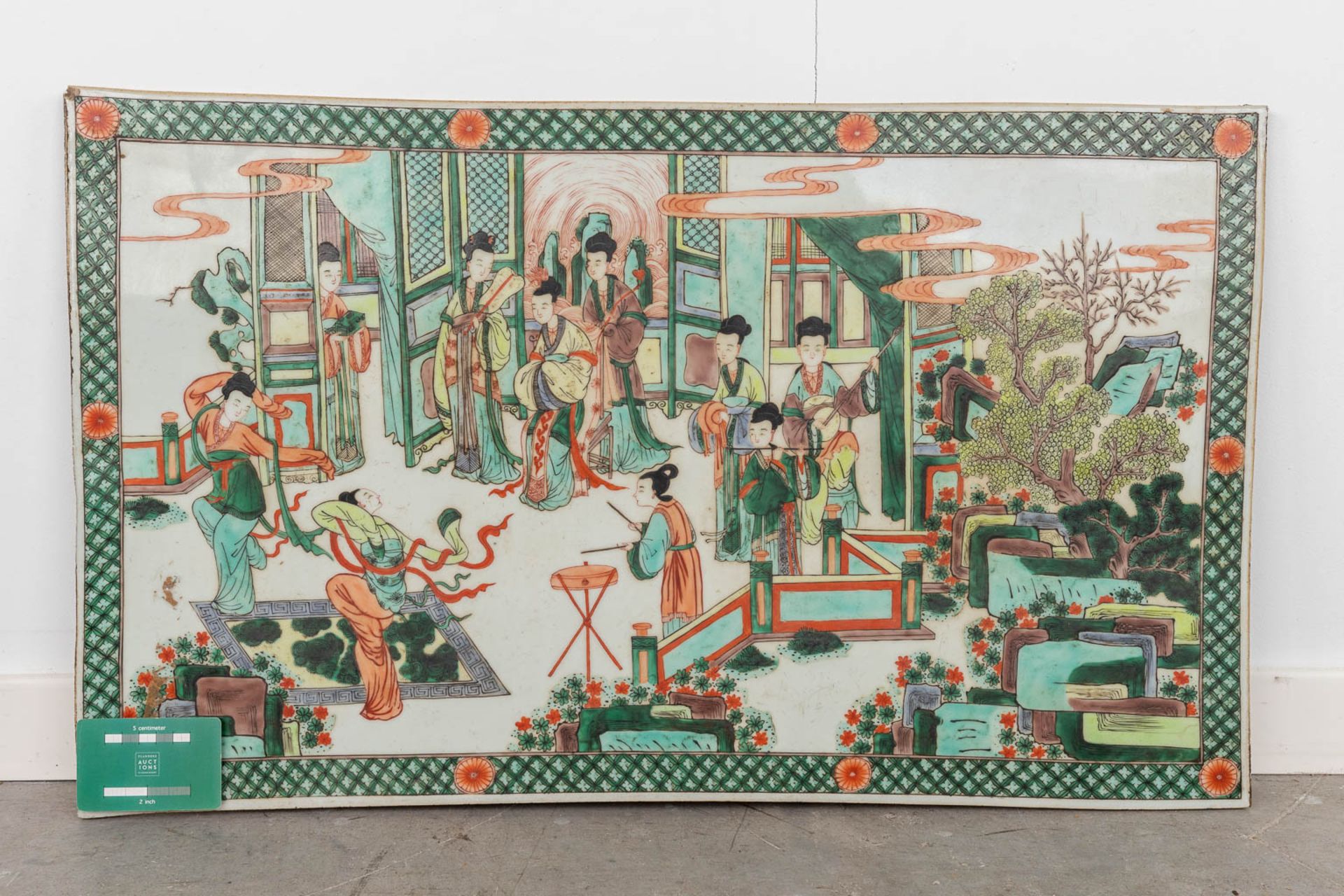 A large Chinese porcelain plaque, Famille Verte decorated with figurines. 19th/20th C. (W:70 x H:42 - Image 2 of 7
