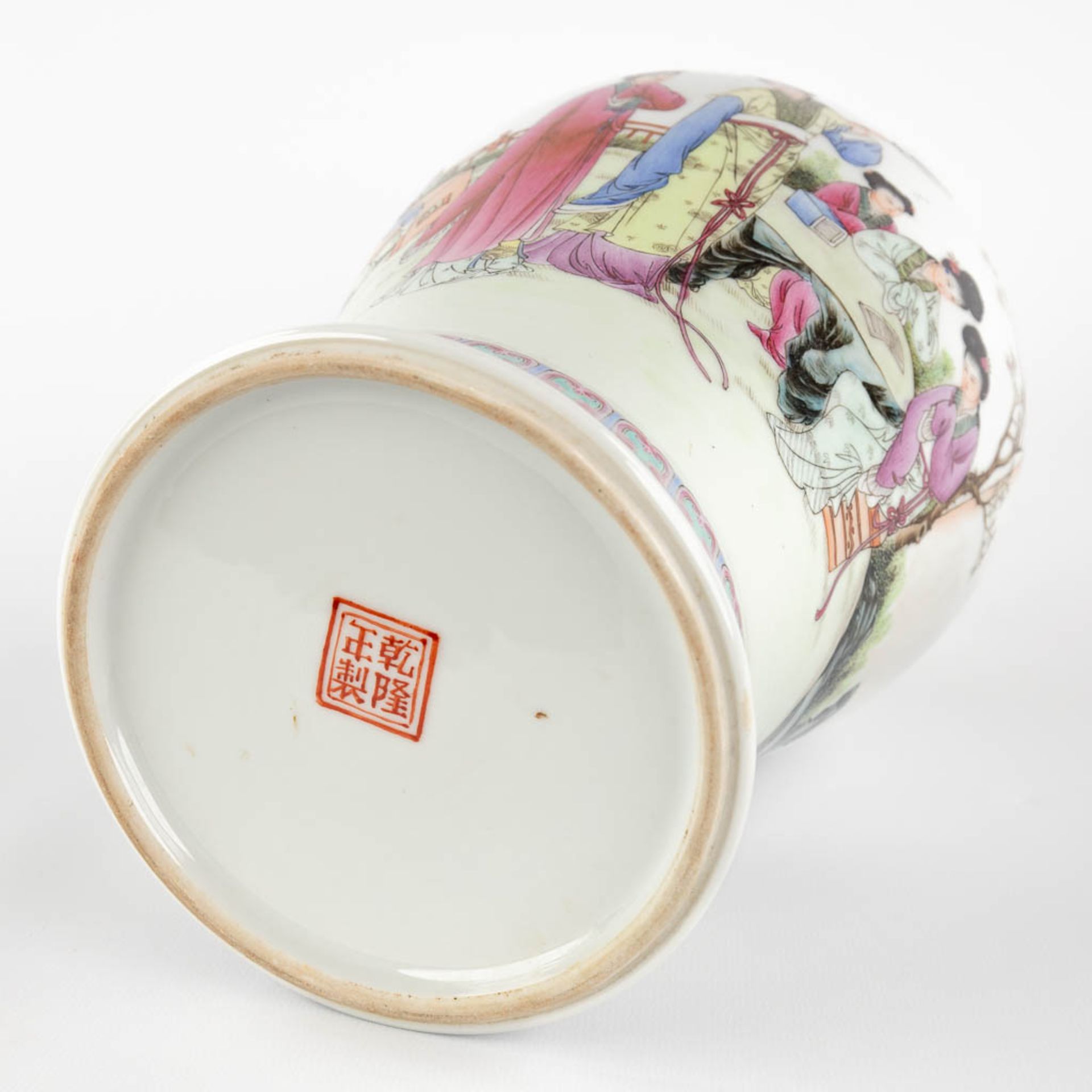 A Chinese vase decorated with a fine decor of ladies. 20th C. (H:34 x D:17 cm) - Image 7 of 14