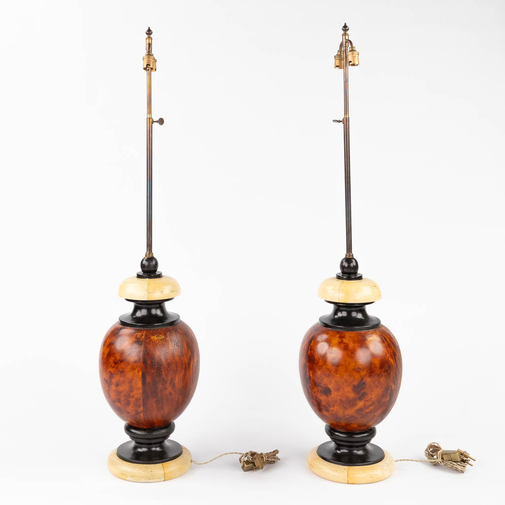 A decorative pair of wood table lamps. (H:94 x D:45 cm) - Bild 4 aus 11