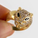 A ring, 18karat yellow gold with stones with a panther, in the style of Cartier Panthère. 10,85g.