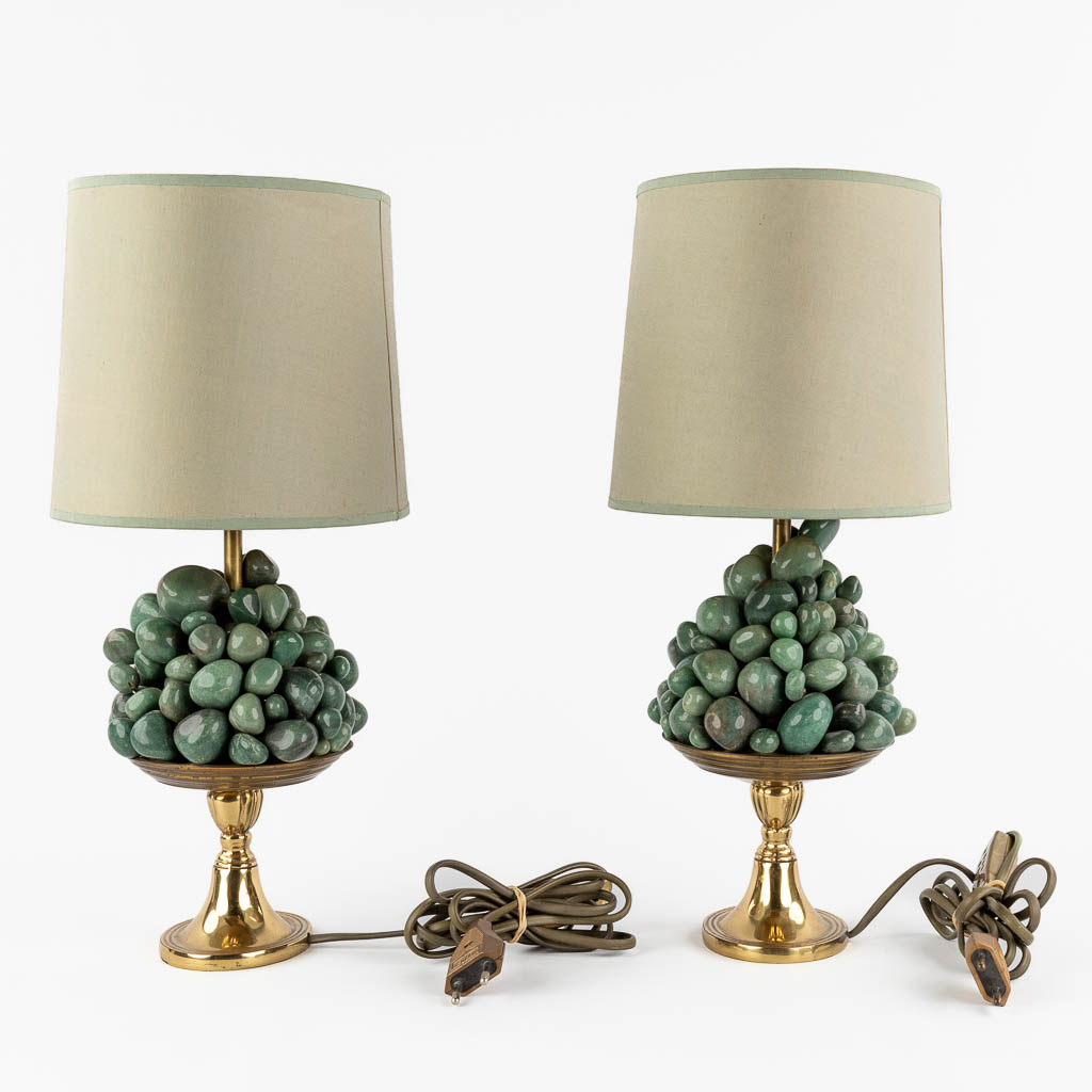 A pair of decorative table lamps, mounted with green stones on brass. 20th C. (H:40 x D:14 cm) - Bild 5 aus 9