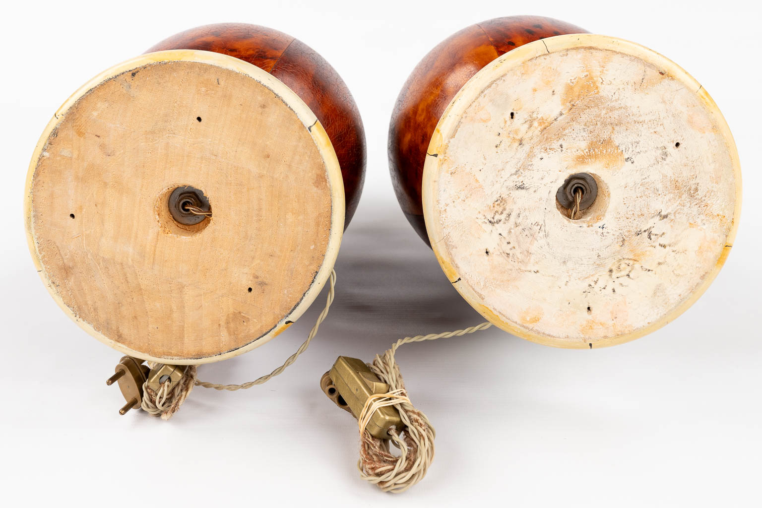 A decorative pair of wood table lamps. (H:94 x D:45 cm) - Bild 7 aus 11