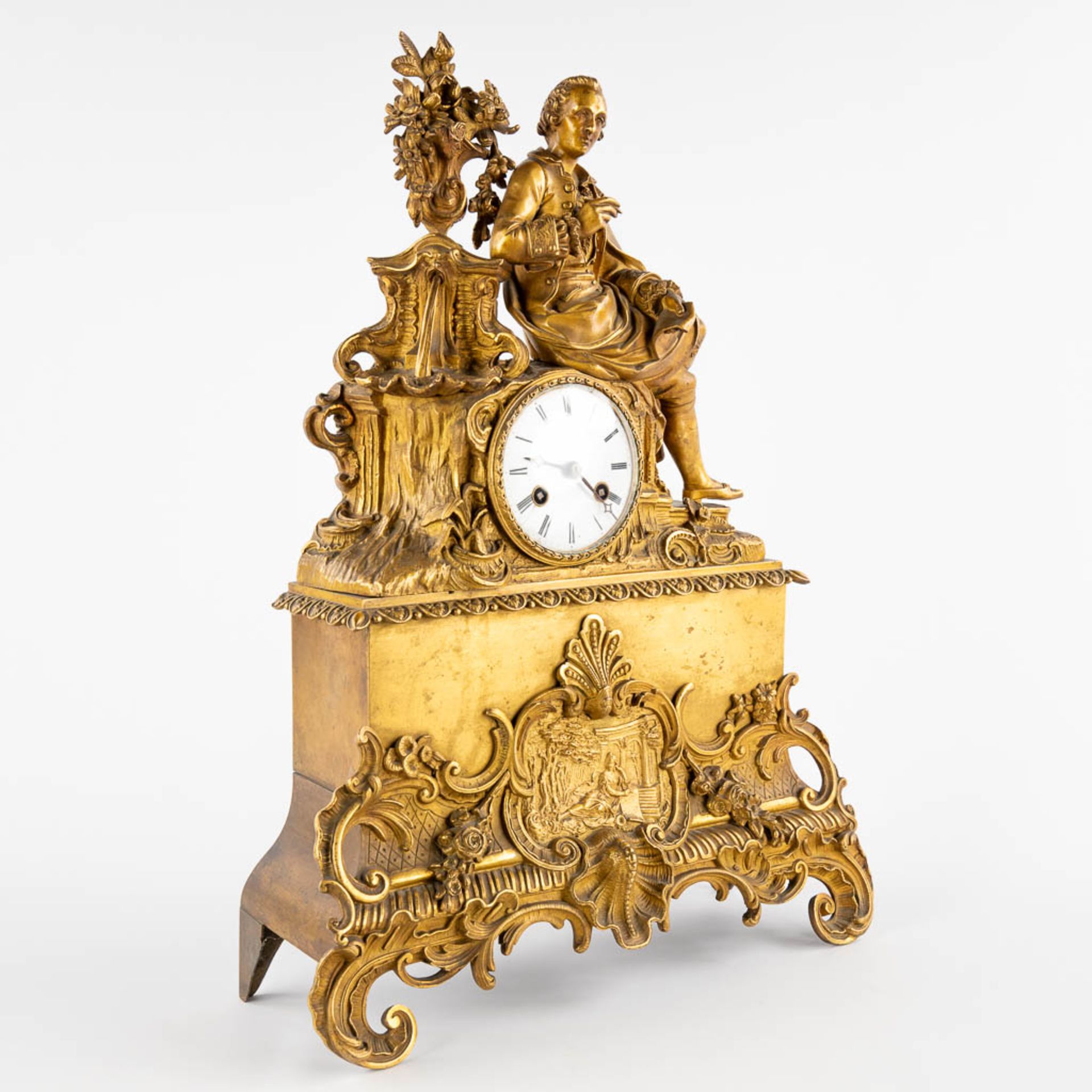 A mantle clock, gilt bronze with an image of a man taking notes. France, 19th C. (D:15 x W:45 x H:38 - Bild 3 aus 12