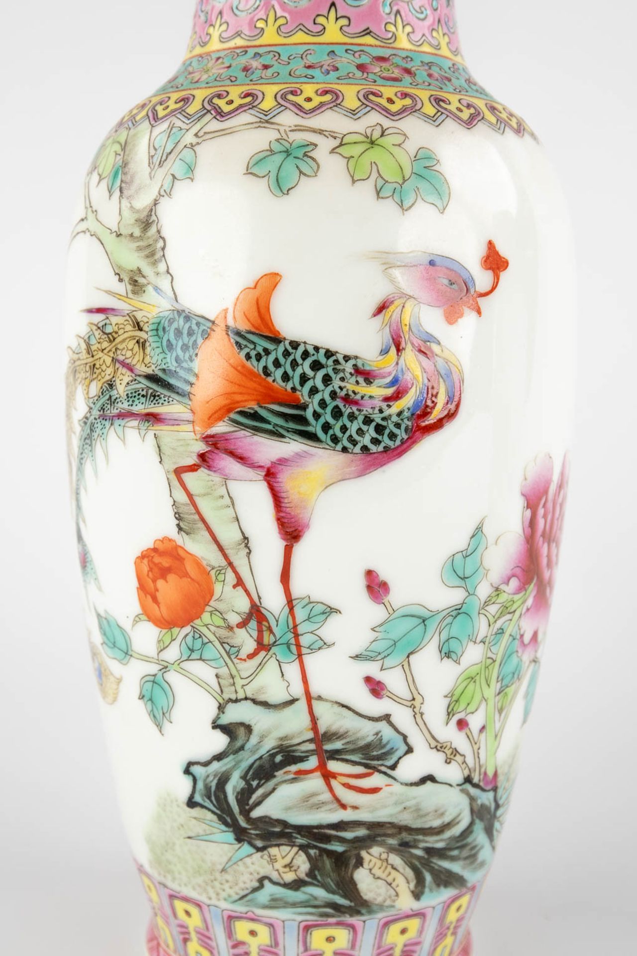 A pair of Chinese vases with fine decor of Phoenixes. 20th C. (H:26 x D:10 cm) - Image 8 of 10