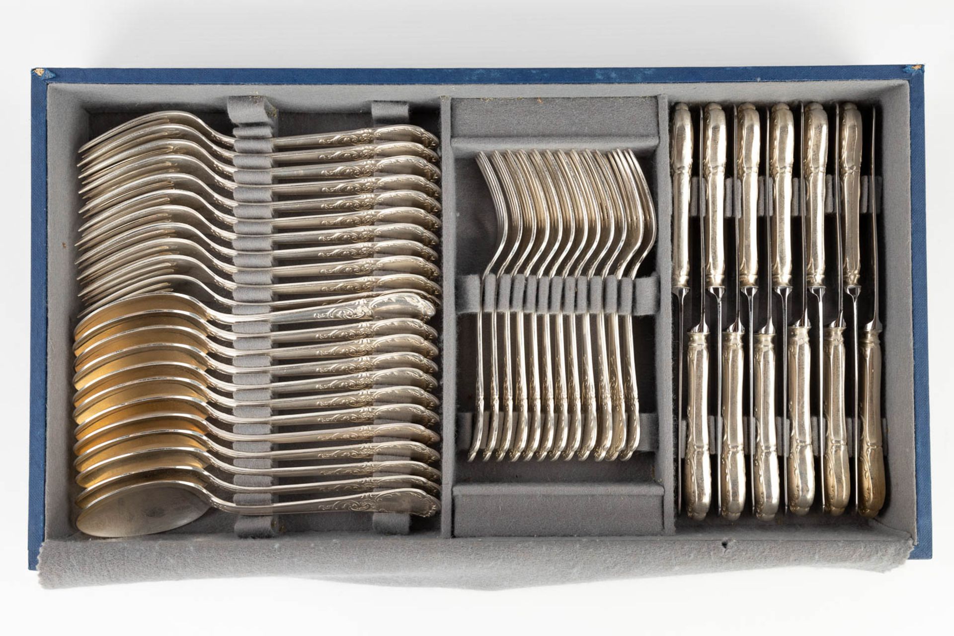 A silver-plated cutlery in a storage box, Louis XV style. 101 pieces. (D:29 x W:52 x H:17 cm) - Bild 21 aus 21