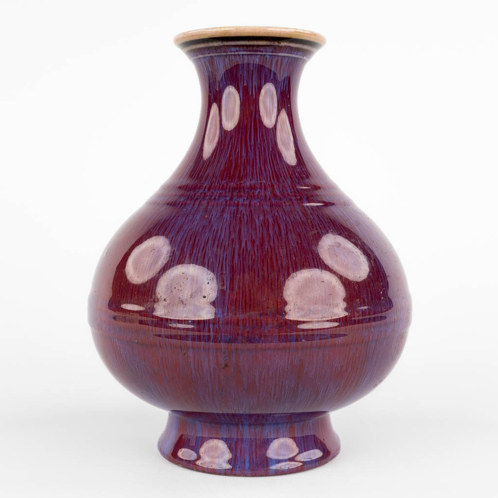 A Chinese vase with monochrome blue/purple glaze. 19th C. (H:22 x D:17 cm) - Bild 3 aus 10