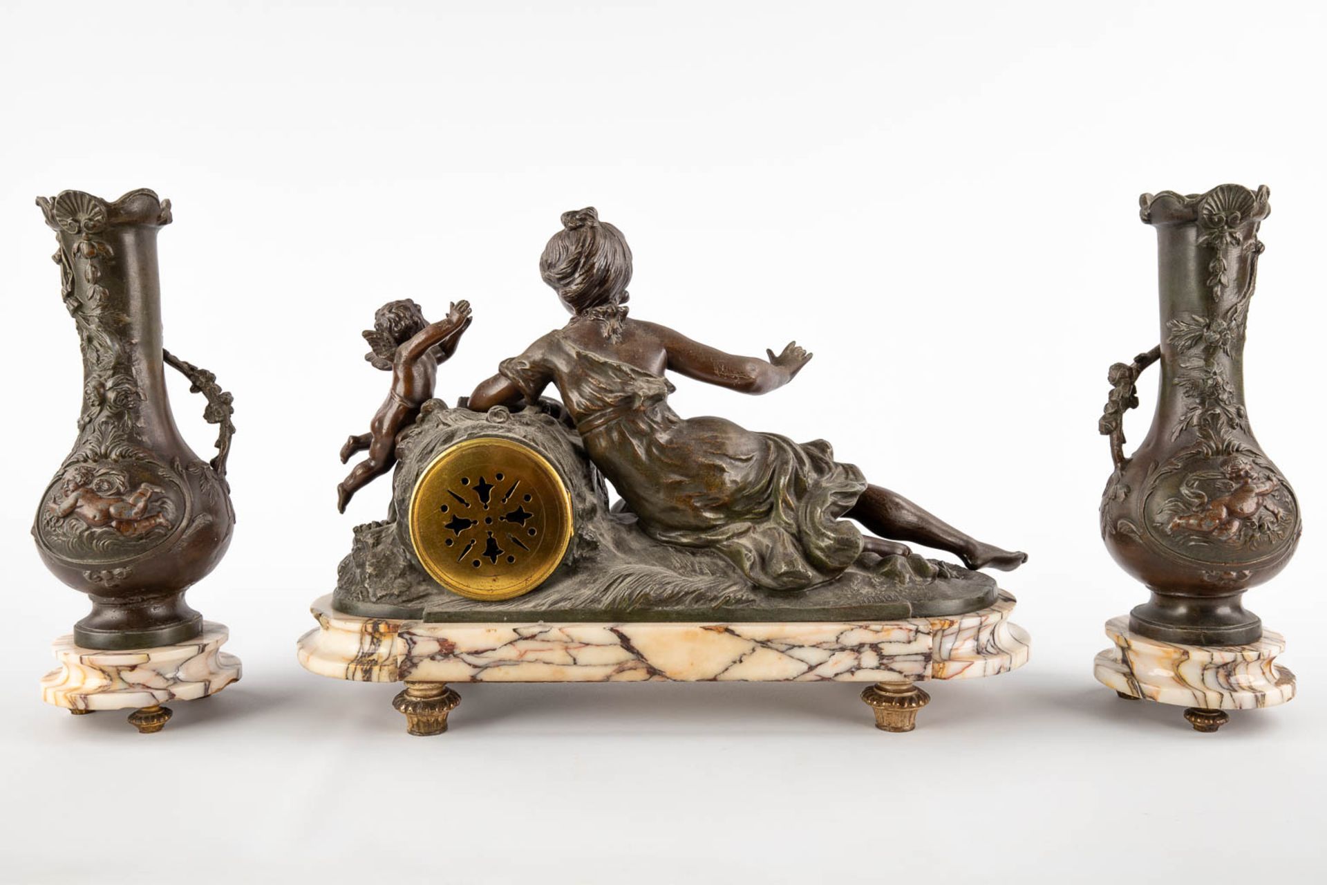 A three-piece garniture clock and side pieces, decorated of a lady with an angel, spelter on marble. - Bild 5 aus 15