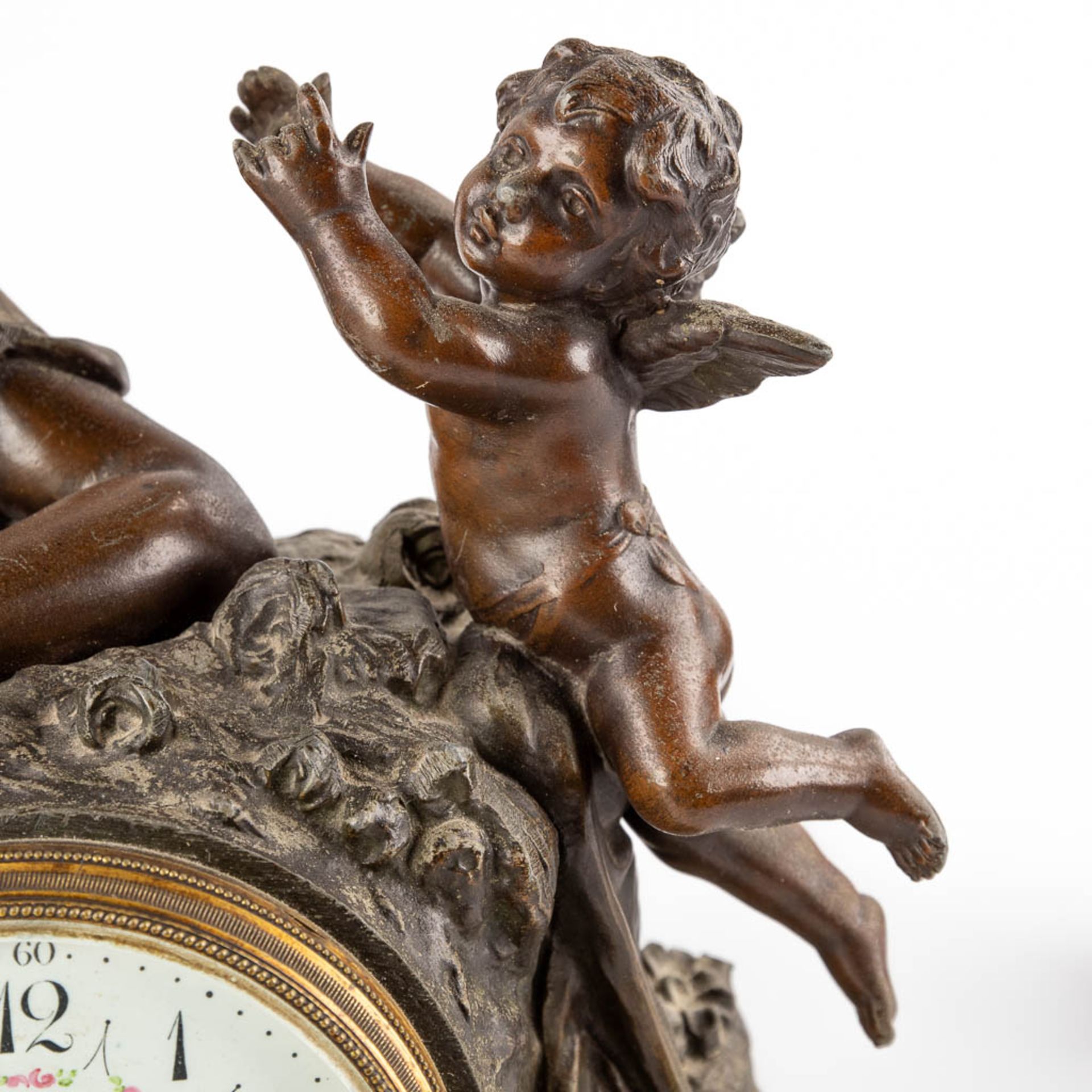 A three-piece garniture clock and side pieces, decorated of a lady with an angel, spelter on marble. - Bild 13 aus 15