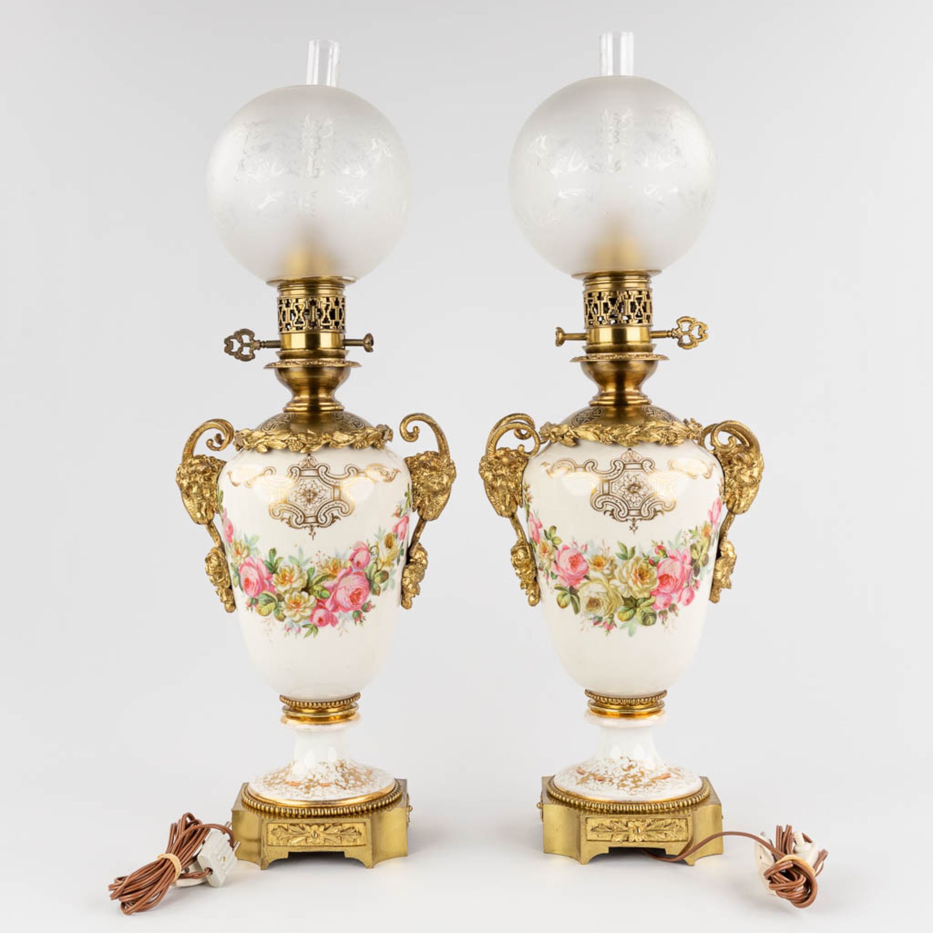 A pair of antique oil lamps reformed into table lamps, hand-painted decor and mounted with bronze. 1 - Bild 5 aus 17