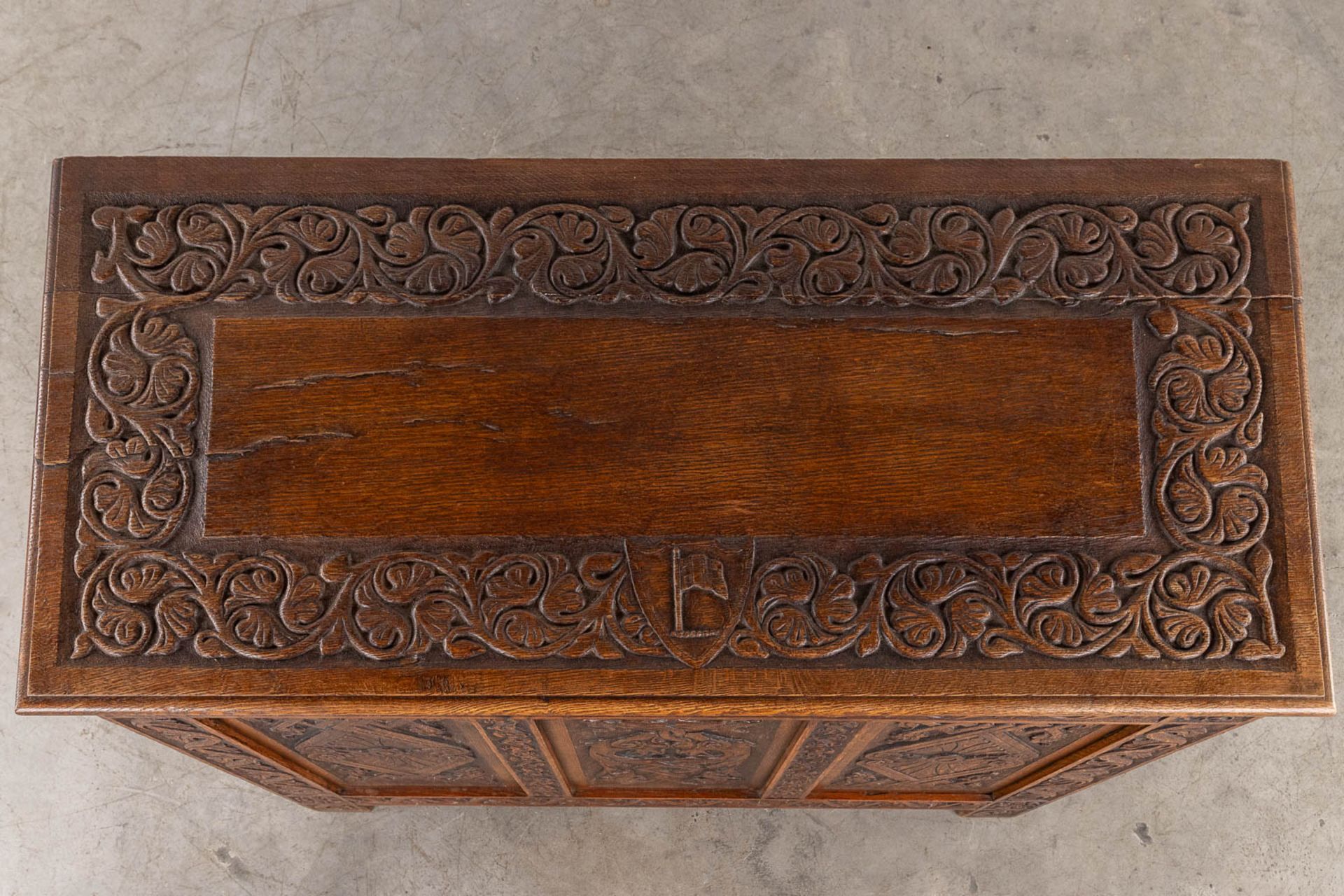An antique and decorative chest with wood-sculptures. (D:56 x W:122 x H:82 cm) - Image 10 of 15
