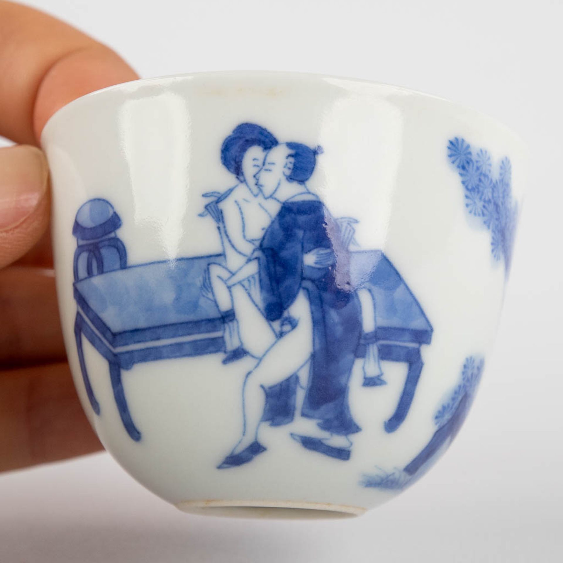 A small Chinese teacup with blue-white erotic scène, Chenghua mark, 19th/20th C. (H:4,5 x D:6,2 cm) - Image 10 of 11