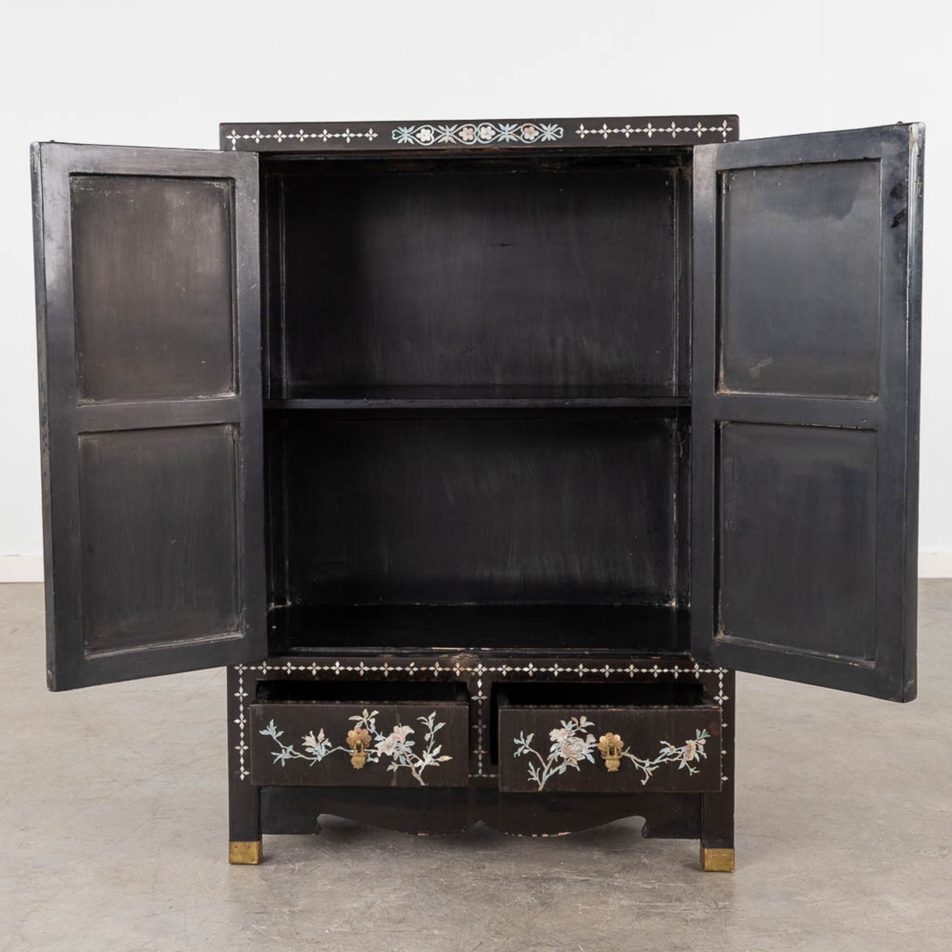 A Chinoiserie cabinet, mother of pearl inlay in ebonised wood. 20th C. (D:31 x W:61 x H:92 cm) - Bild 5 aus 14