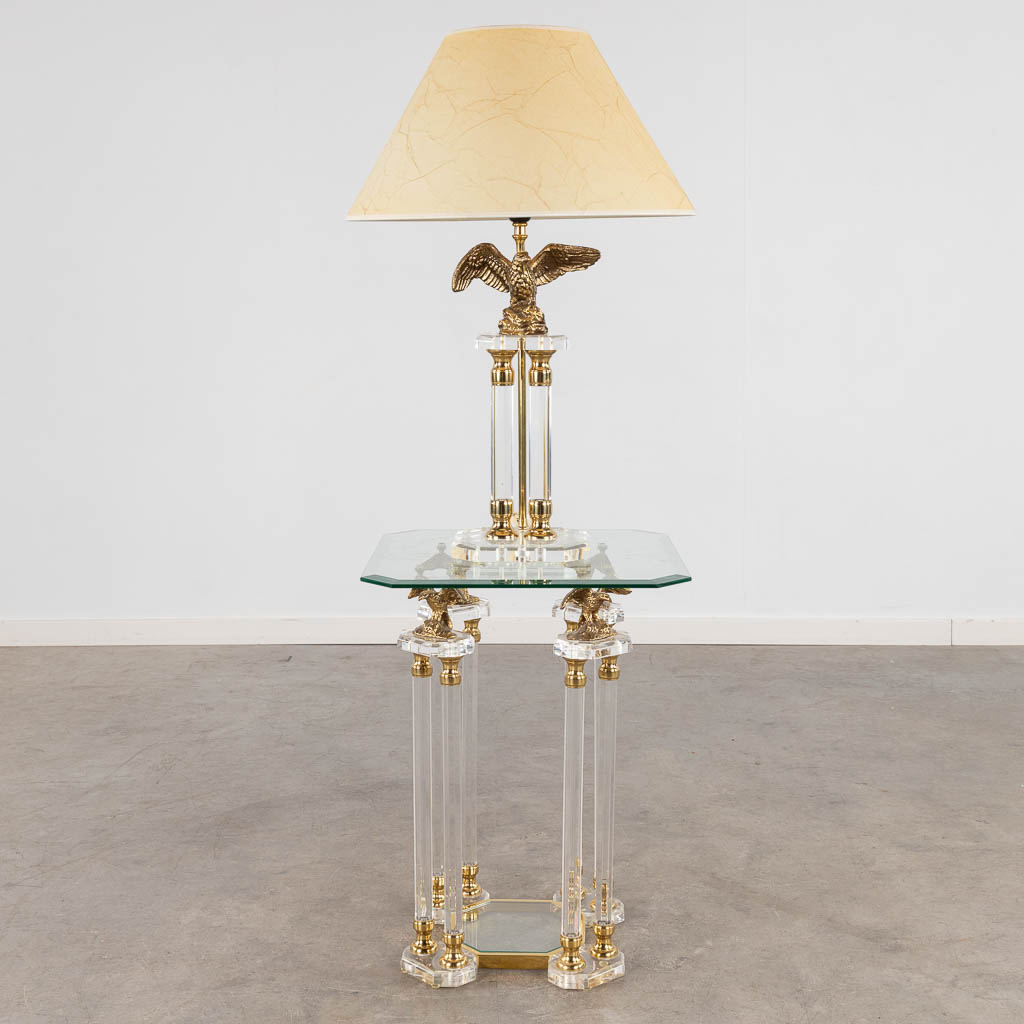 A side table and a table lamp, Acylic mounted with bronze in Hollywood Regency style. (D:45 x W:45 x - Bild 3 aus 12