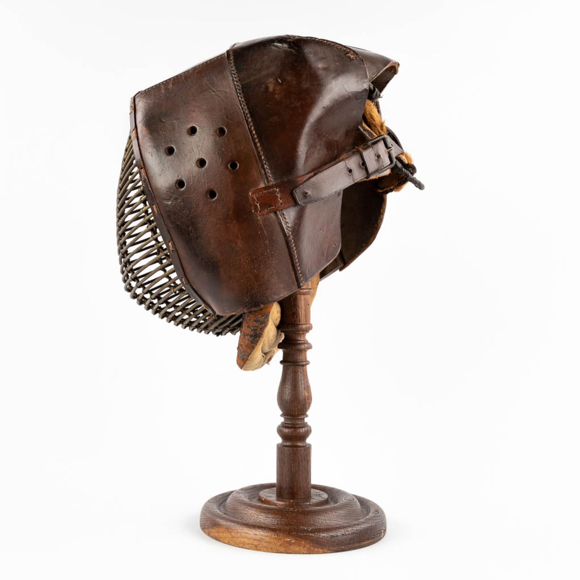 A decorative Fencing helmet on a stand, 'The Blackman Leather Goods', 1936. (D:24 x W:36 x H:29 cm) - Bild 4 aus 12
