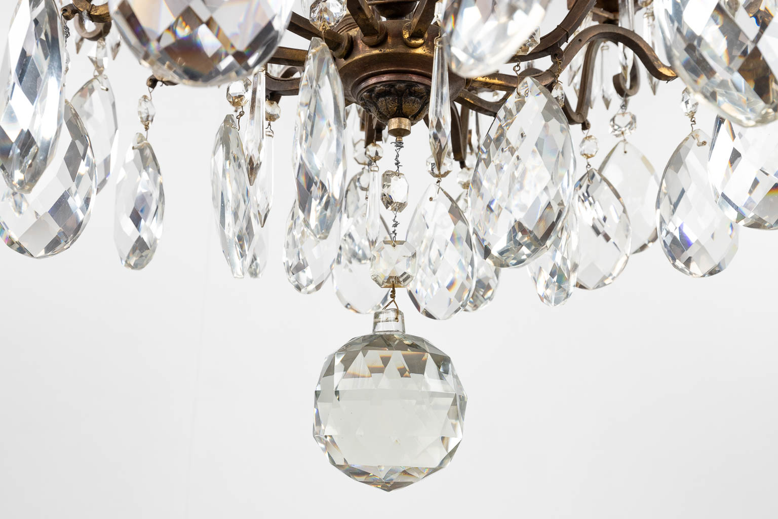 A big antique chandelier, brass and glass. France. Circa 1900. (H:105 x D:65 cm) - Bild 10 aus 13