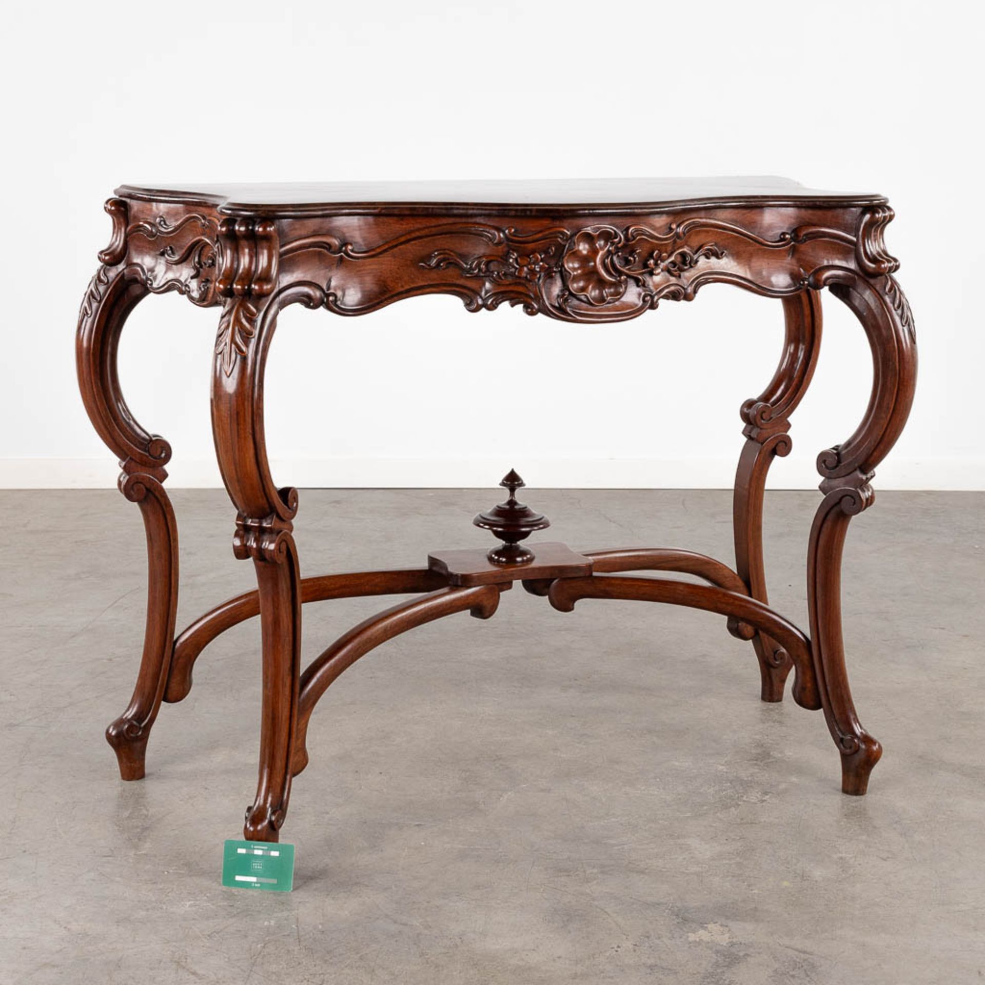 A console table, solid hardwood in Louis XV style. Circa 1900. (D:47 x W:108 x H:80 cm) - Image 2 of 12