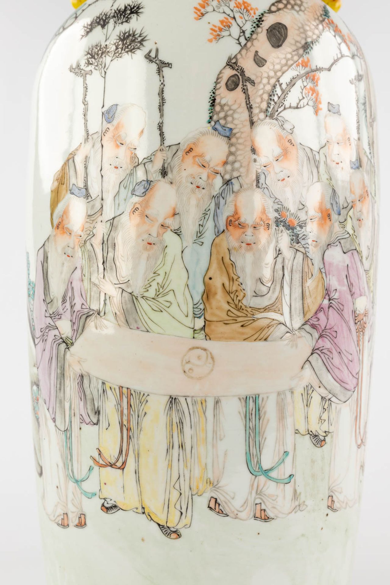 A pair of Chinese vases Qianjian cai, decor of wise men holding a cloth, signed Tu Ziqing. 19th/20th - Image 17 of 19