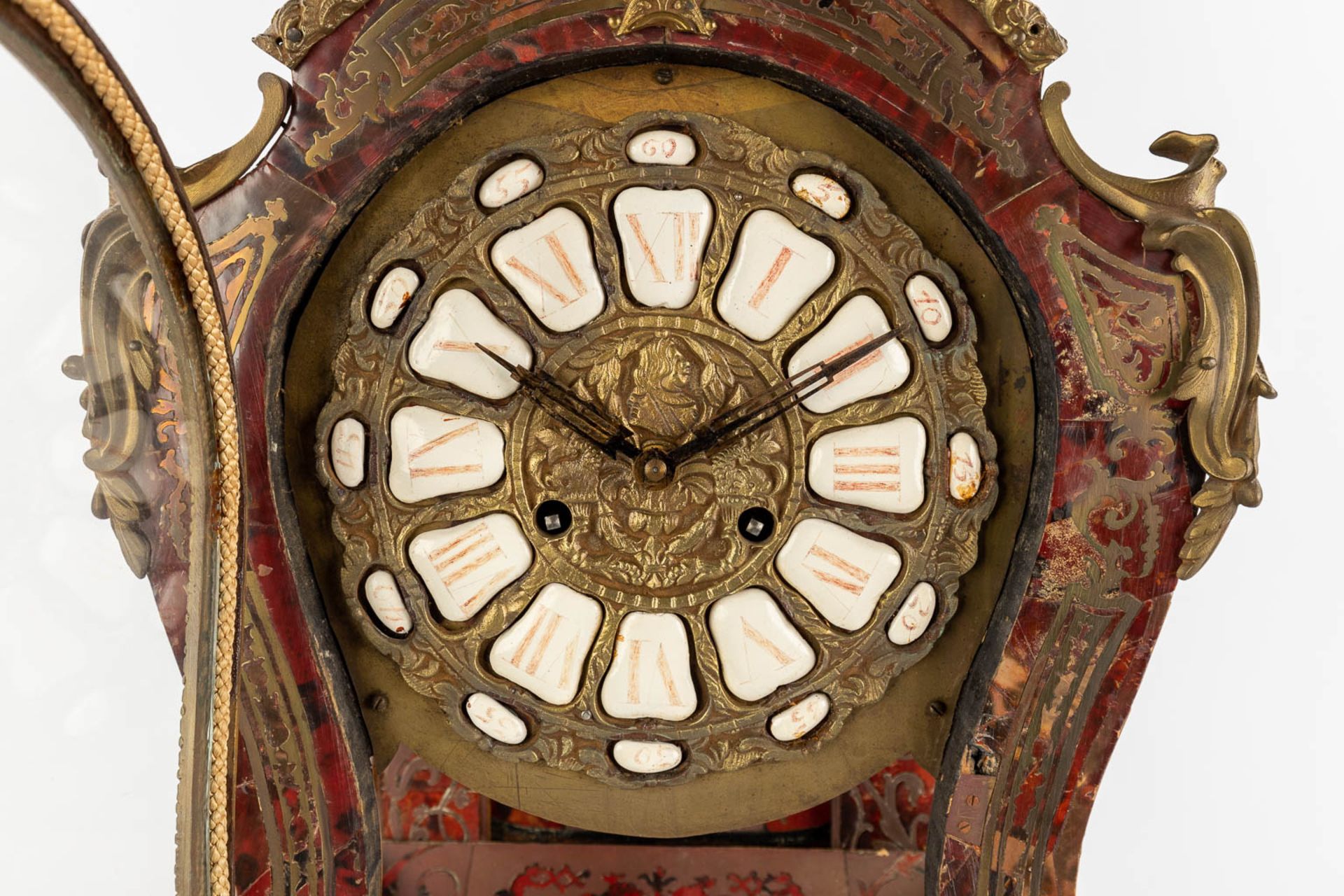 An antique mantle clock, tortoiseshell and copper inlay, early 20th C. (D:18 x W:38 x H:65 cm) - Bild 14 aus 15