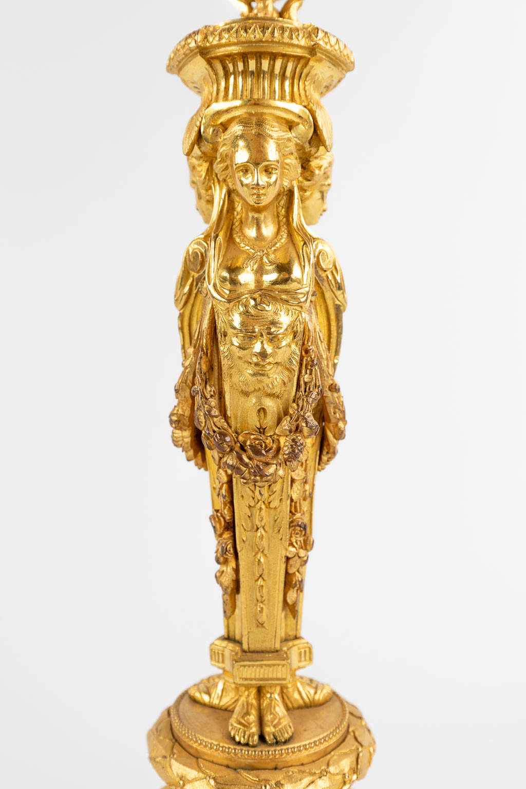 A pair of candlesticks/candleholders with Caryatids, gilt bronze in Louis XVI style. (H:33 x D:15 cm - Bild 12 aus 13