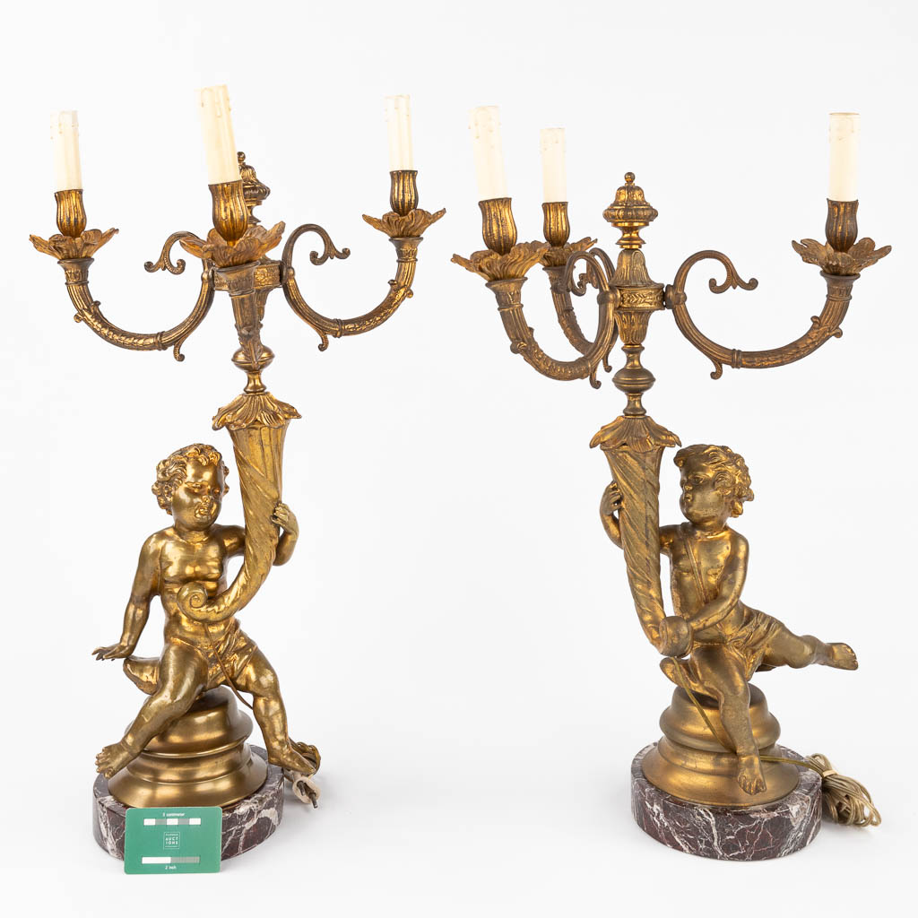 A pair of table lamps or candelabra, gilt bronze on a marble base, decorated with Putti. 20th C. (H: - Bild 2 aus 10